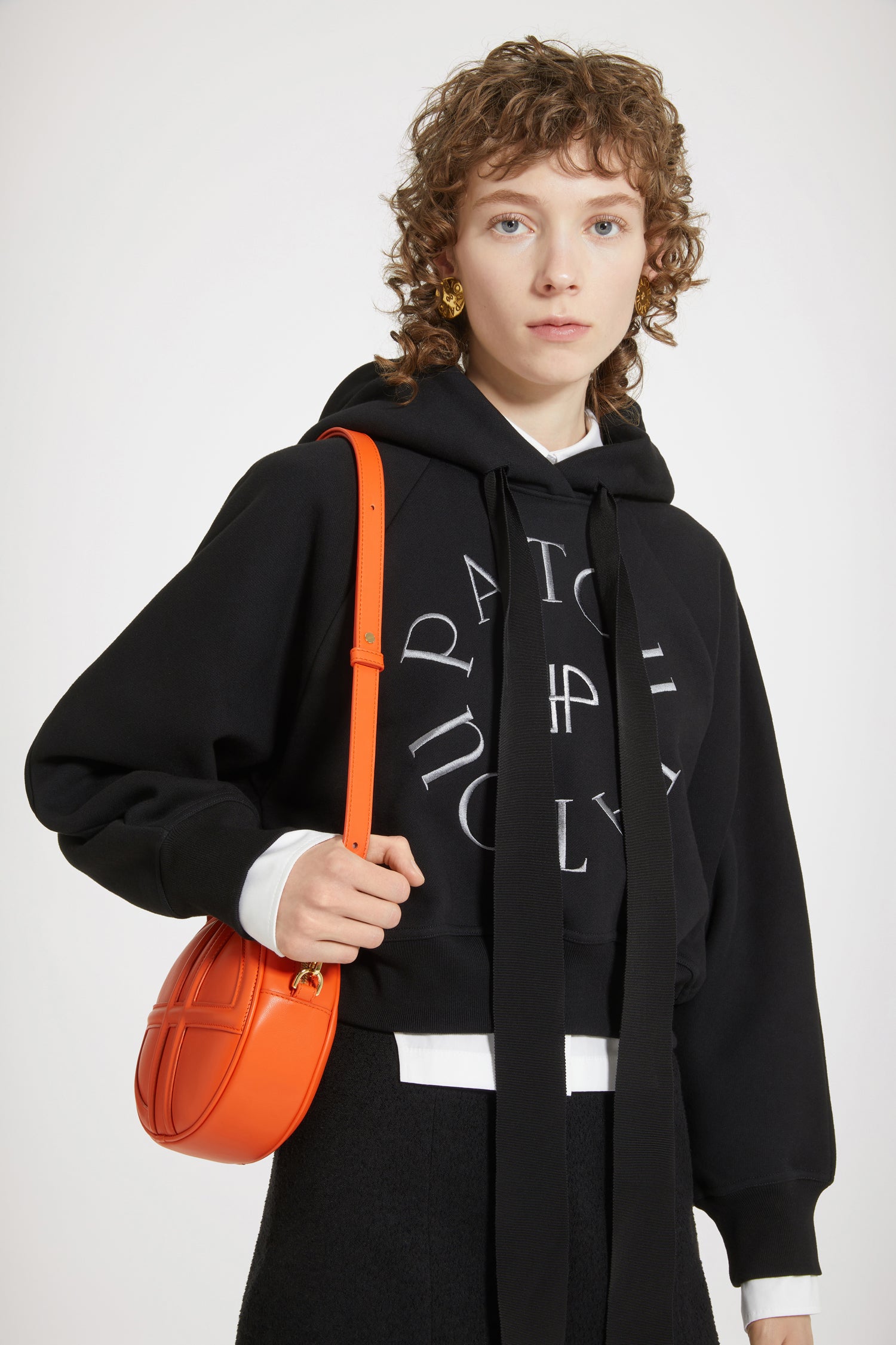 Patou JE069 Sweat capuche noir coton bio médaillon