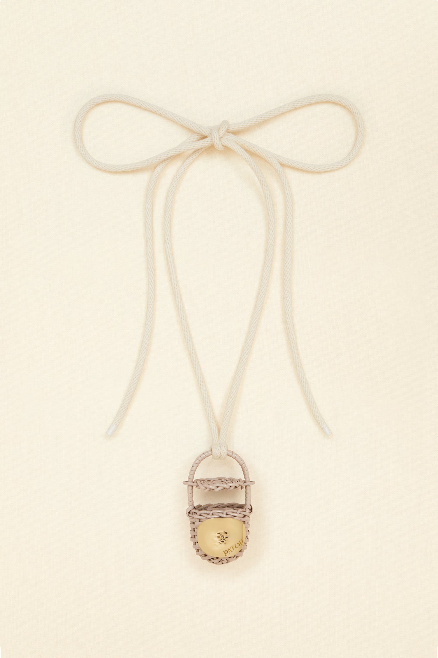 Patou AC023 collier sac seau miniature osier Parchment beige