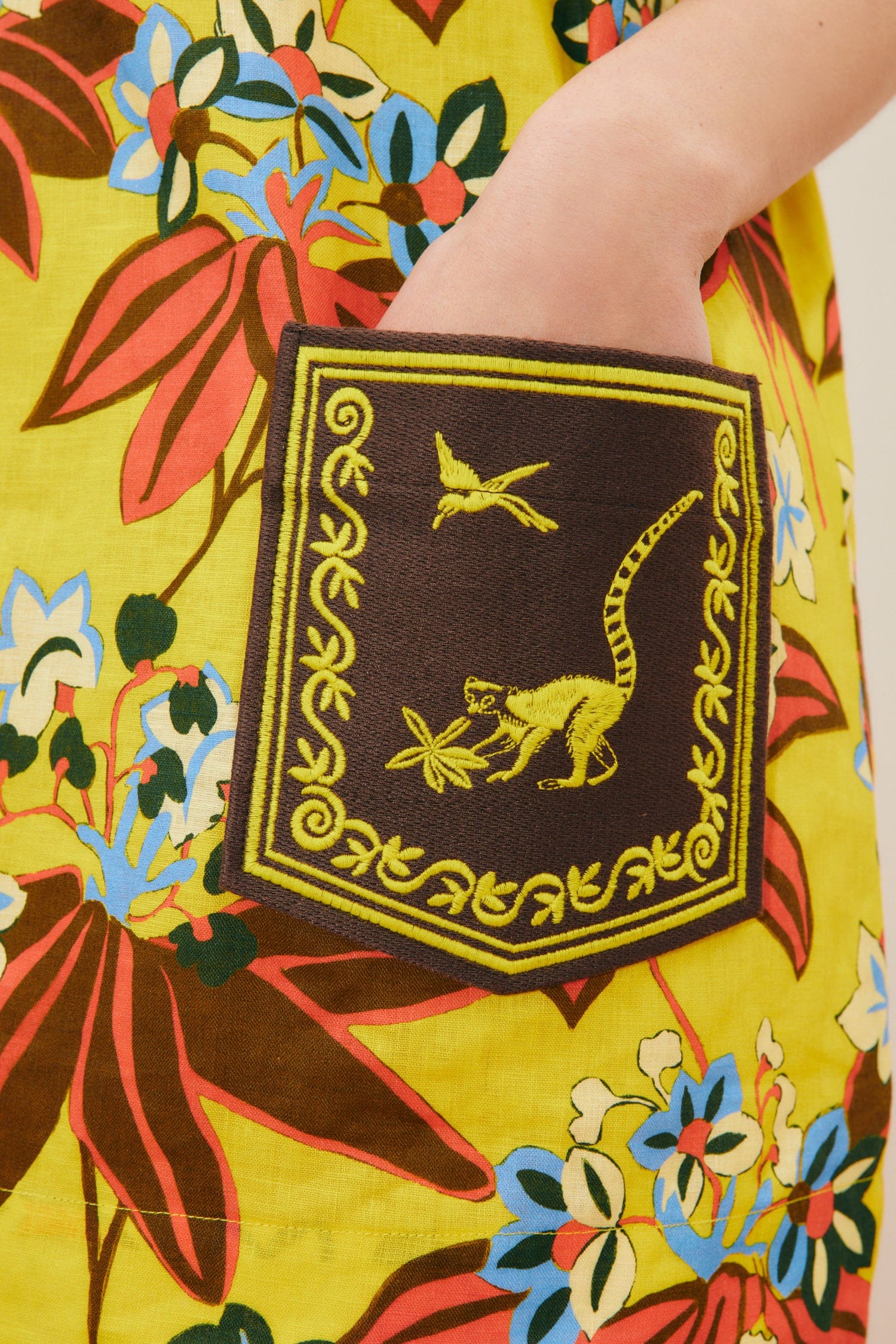 Alemaïs Leo Embroidered Mini Dress robe lin poche brodée