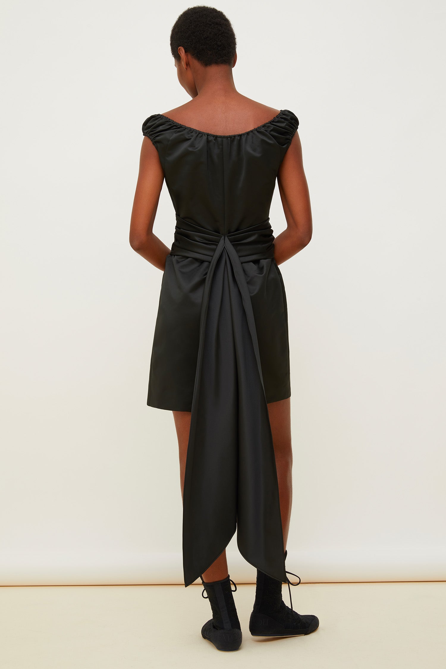 Patou DR014 Robe Cold-Shoulder Satin Duchesse Noir 34-44