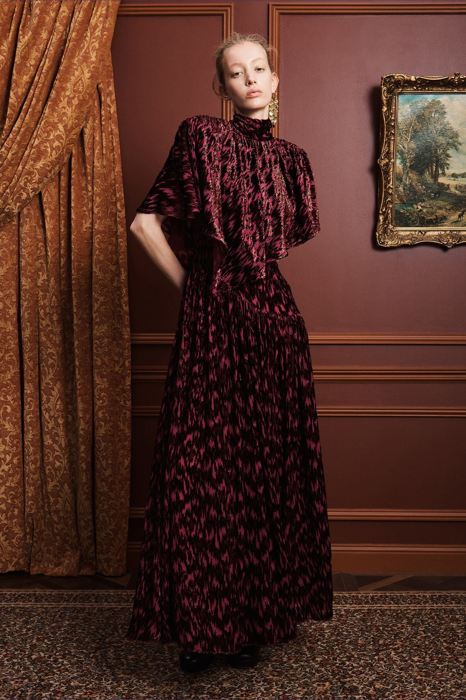 Alemaïs Jimi Gown robe longue velours métallique cape