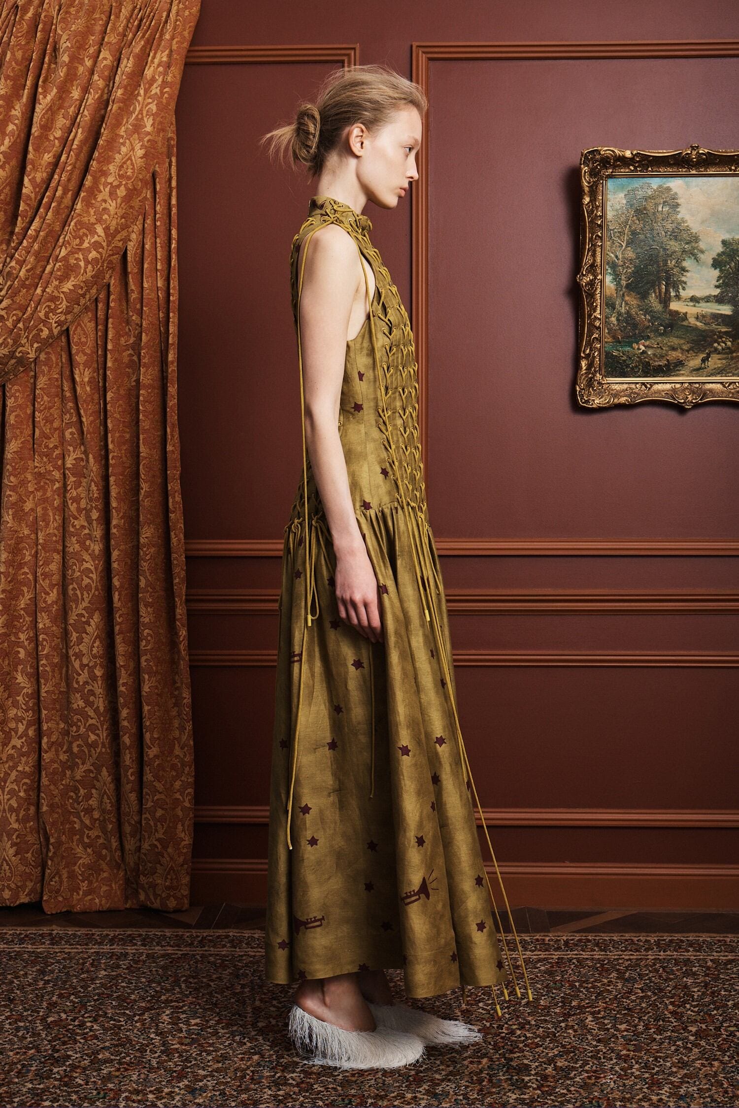 Alemäis Astro Gown Olive robe longue lin motif étoiles
