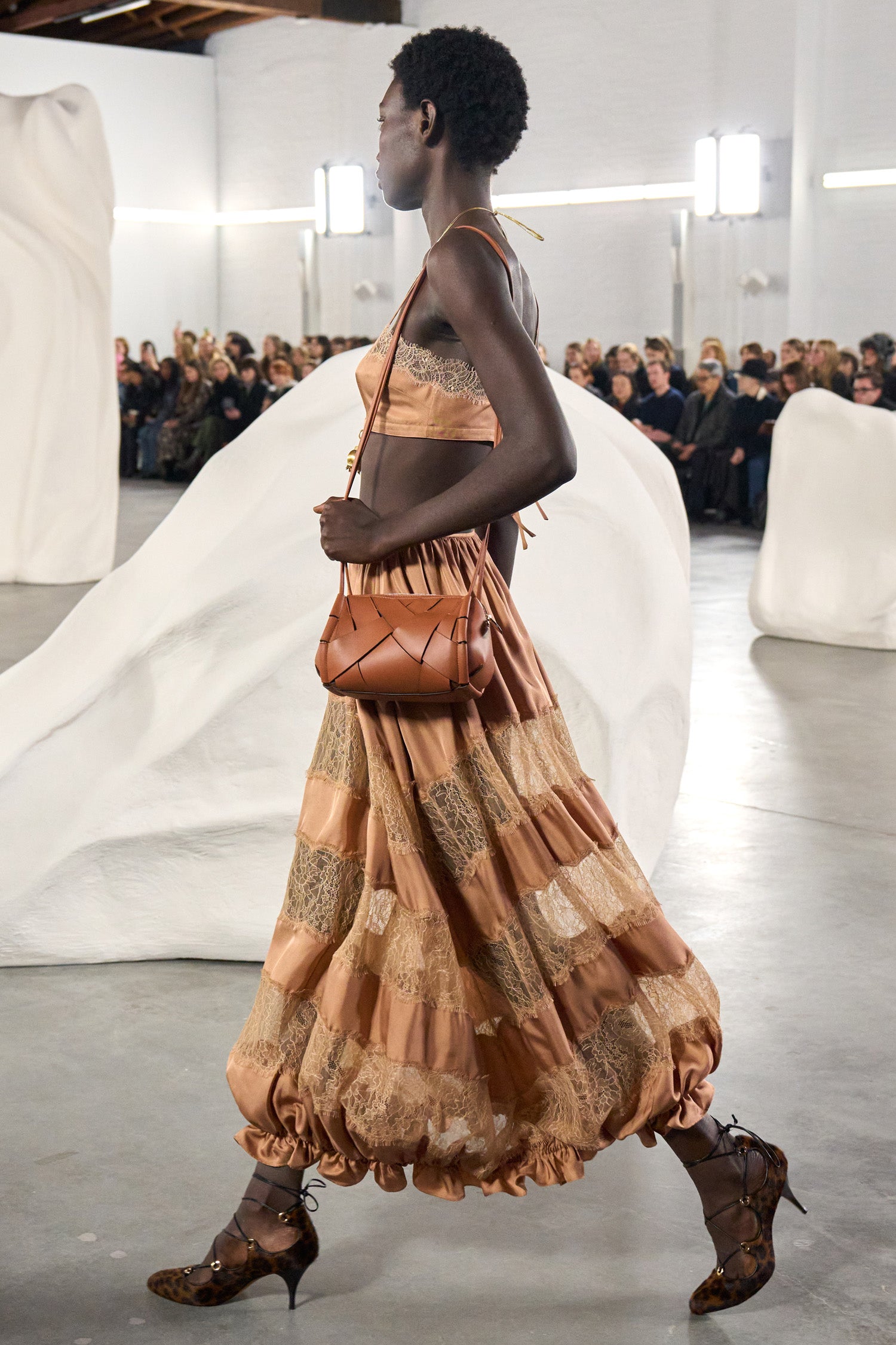 Ulla Johnson Chantal Jupe Midi Soie Macaroon Dentelle