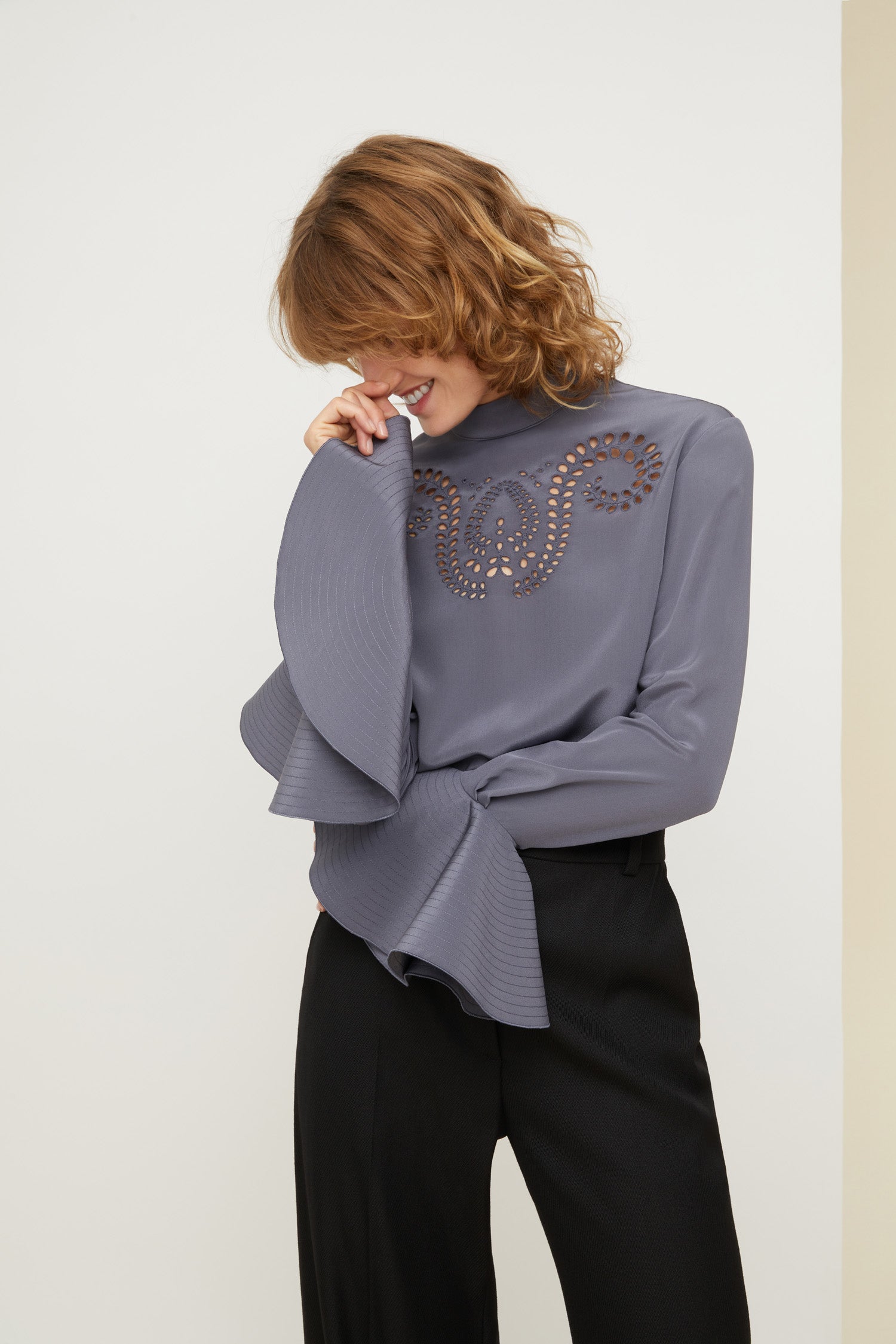 Patou P21TO0220013910A top soie gris brodé