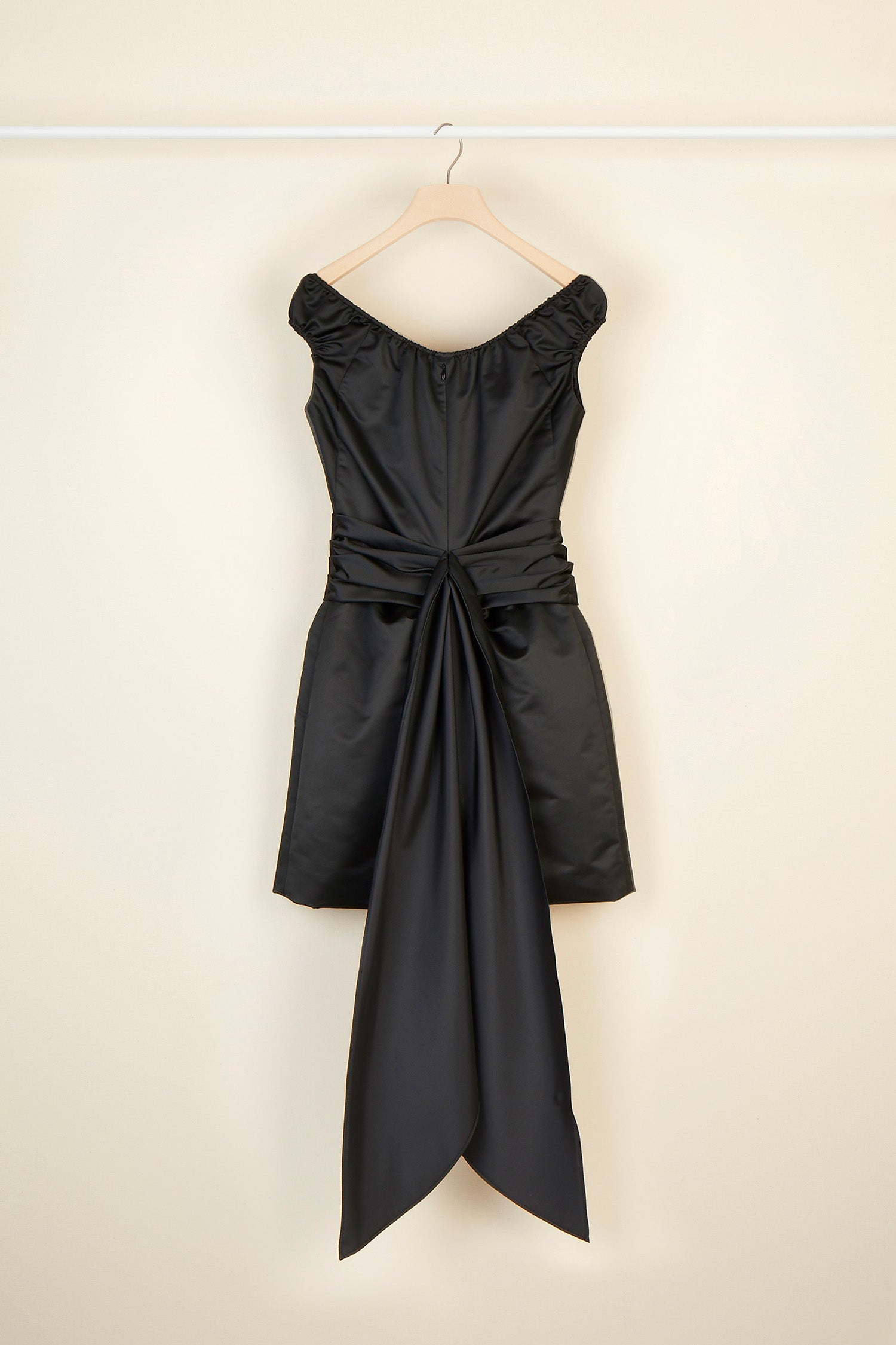 Patou DR014 Robe Cold-Shoulder Satin Duchesse Noir 34-44