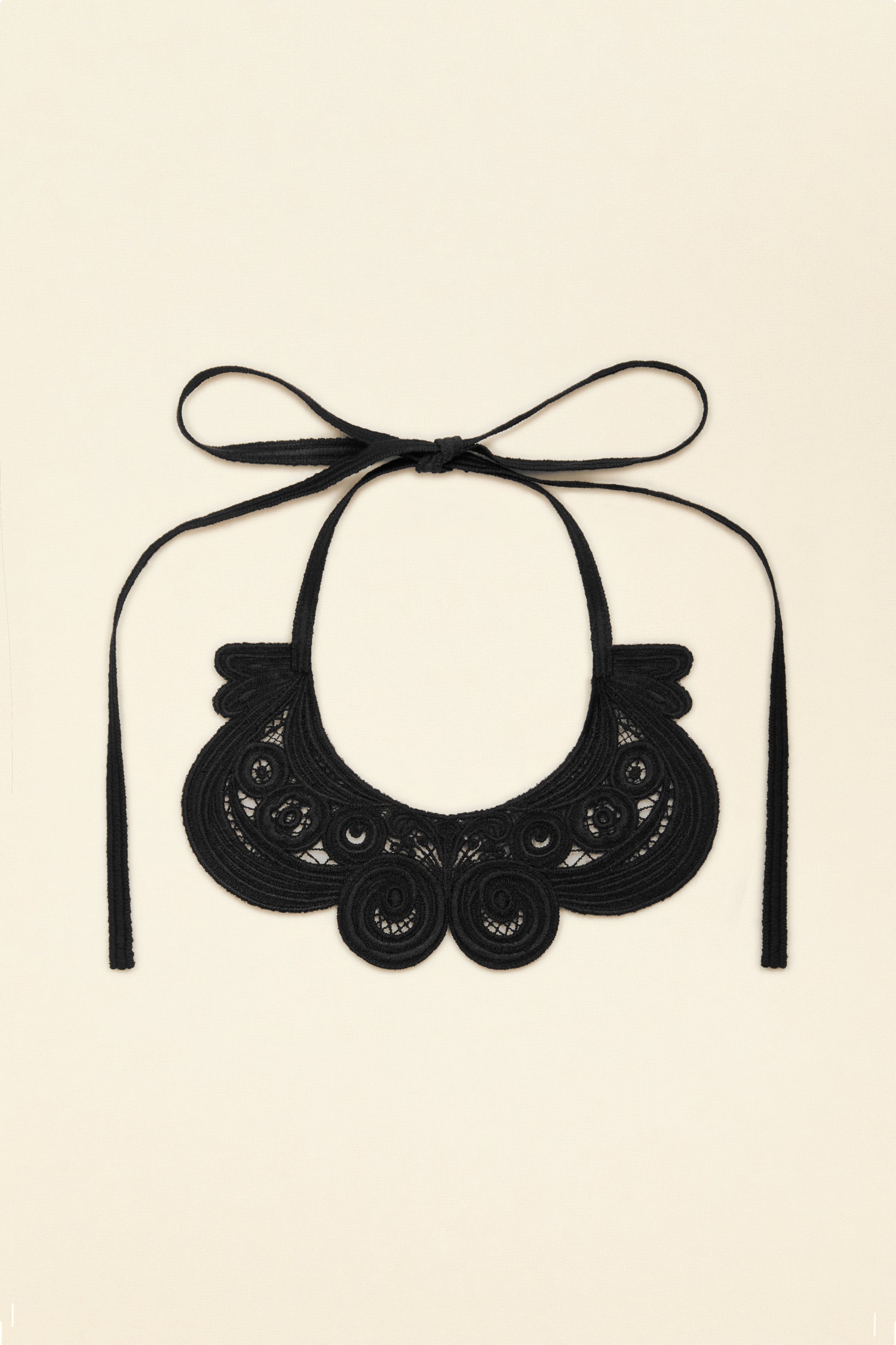 Patou AC018 collier noir guipure soie fleurs TU