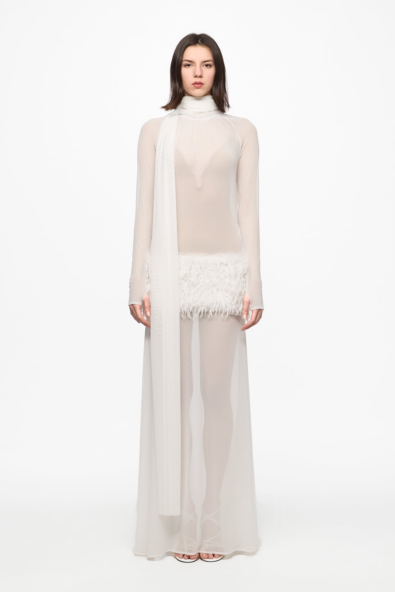 ATU Body Couture robe maxi blanche plumes manches longues