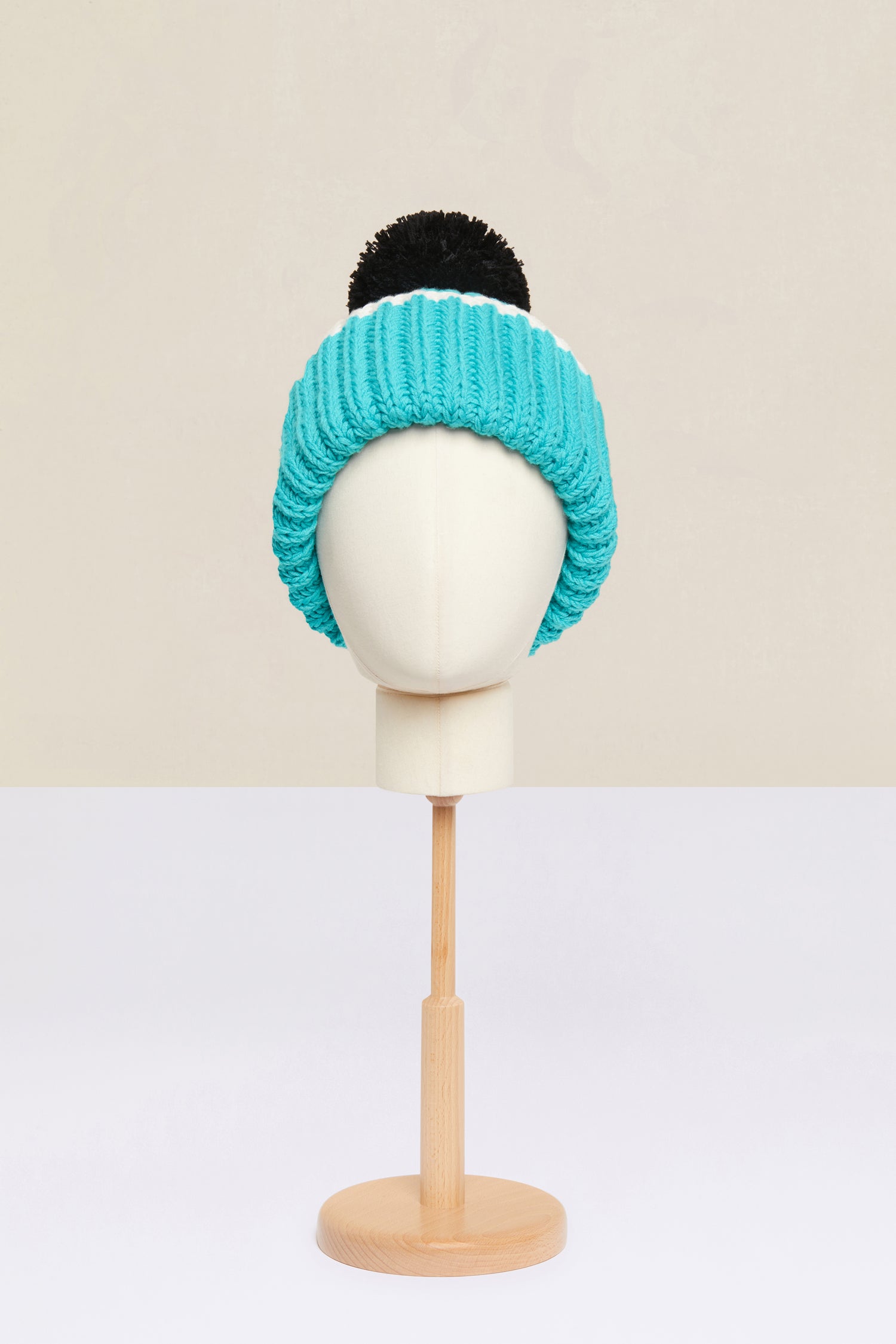 Patou KN085 bonnet bleu en laine mérinos à pompon