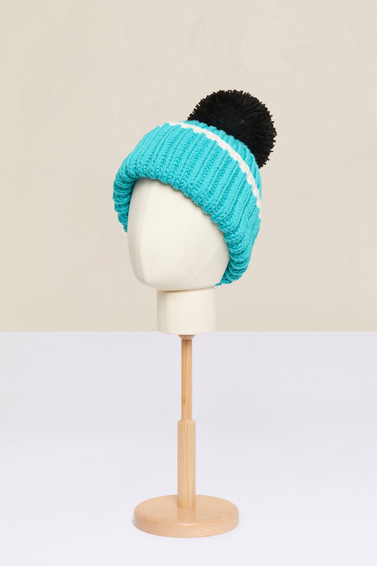 Patou KN085 bonnet bleu en laine mérinos à pompon
