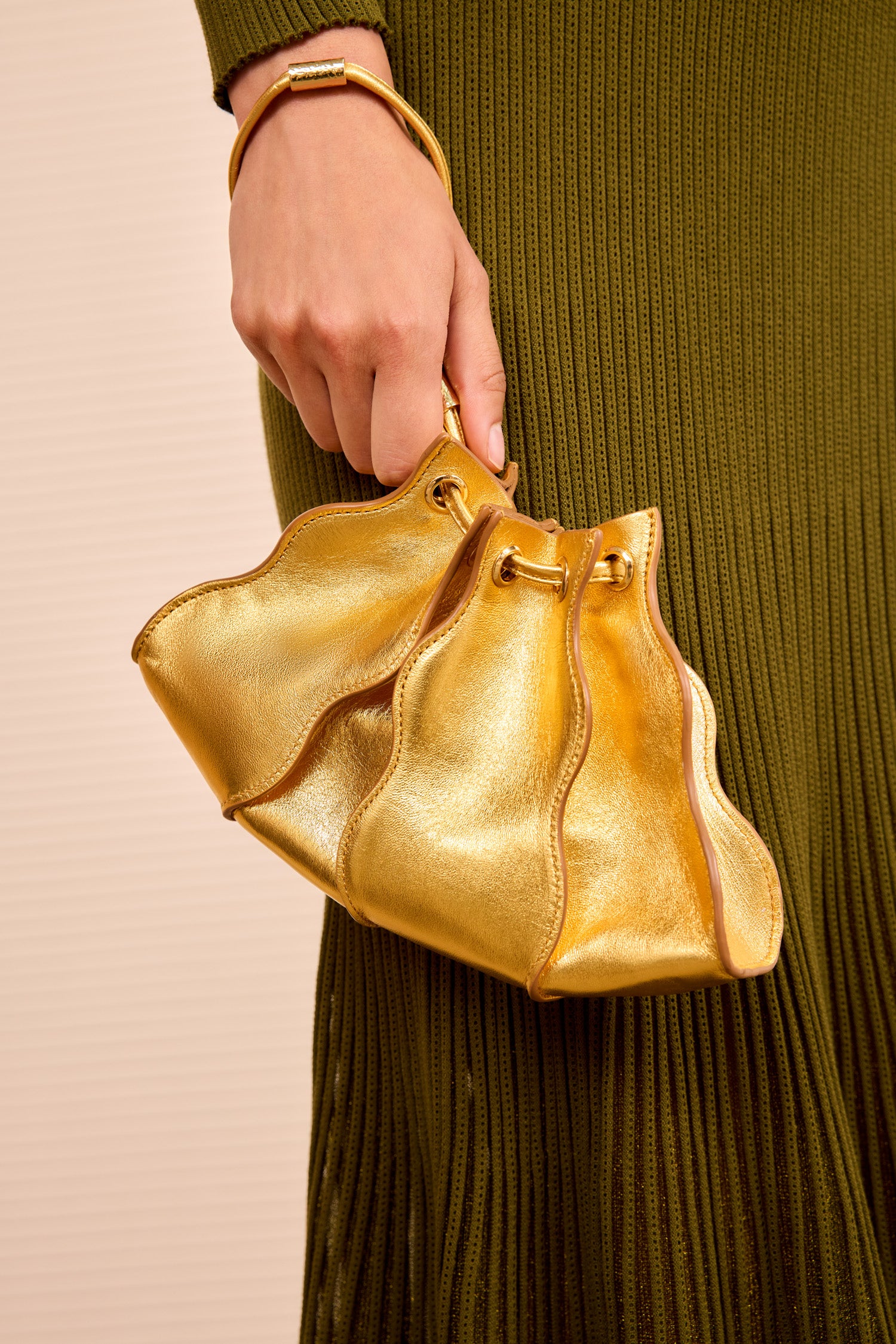 Ulla Johnson Adria Small Crossbody sac doré cuir agneau