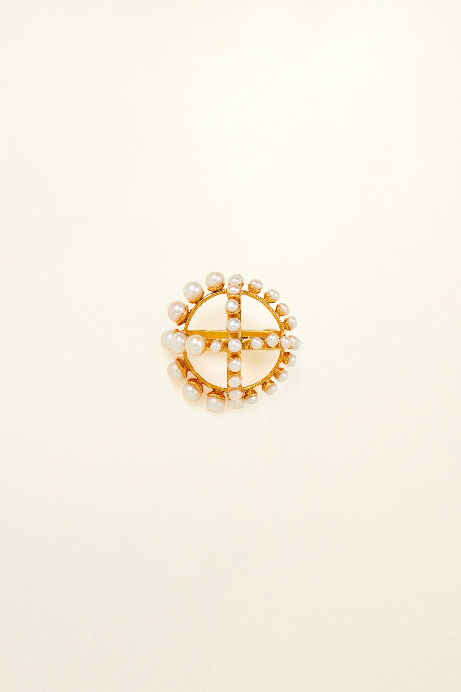 Patou H20JW0241000299G broche ronde dorée perle TU