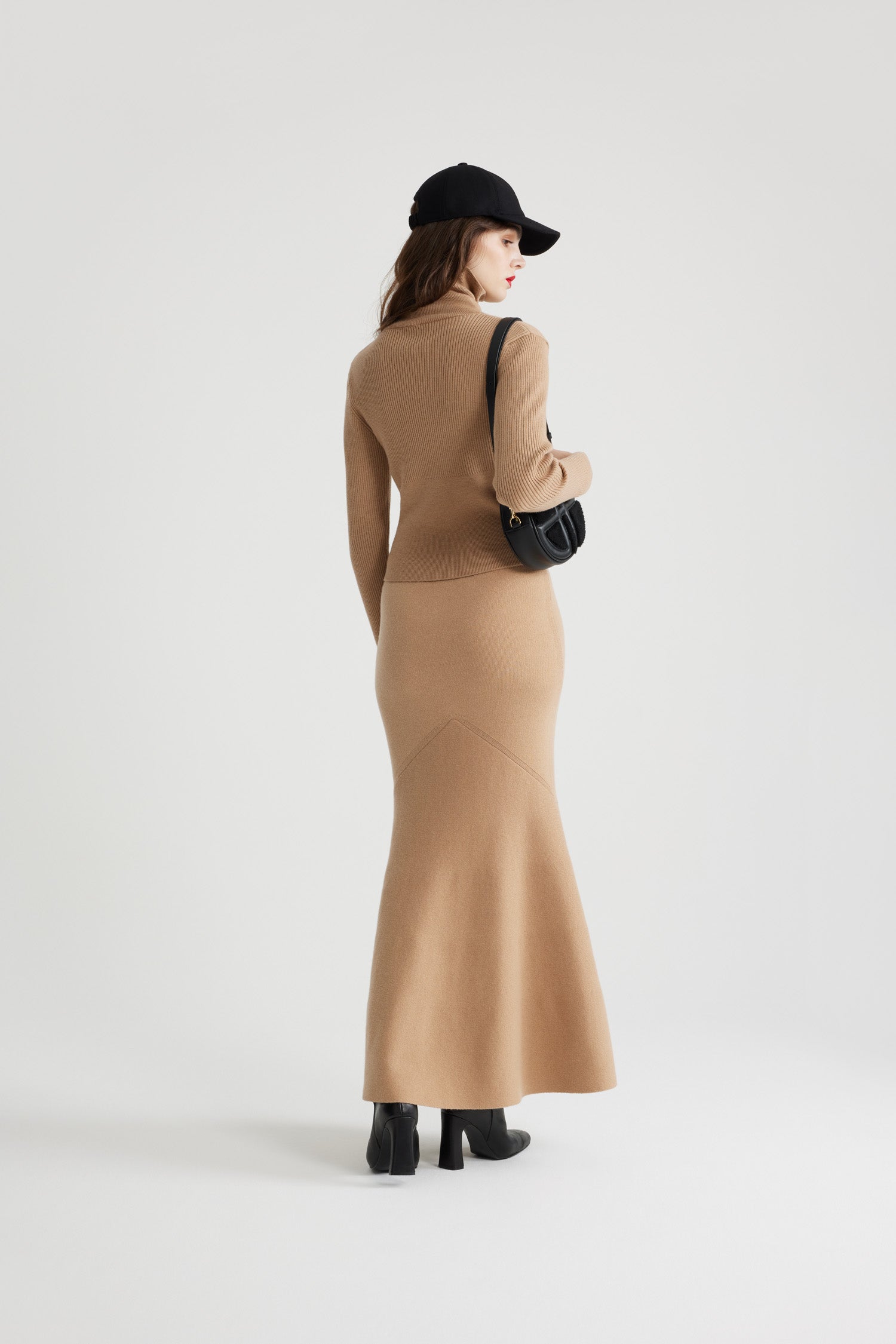 Patou Knitwear KN184 pull col roulé côtelé biscuit