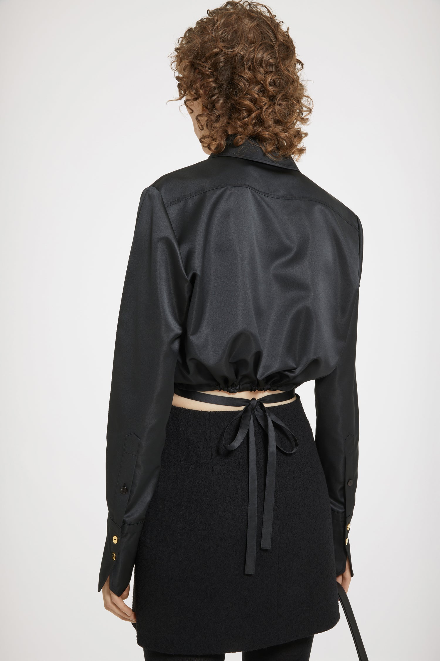 Patou BL026 chemise cropped noire satin découpes