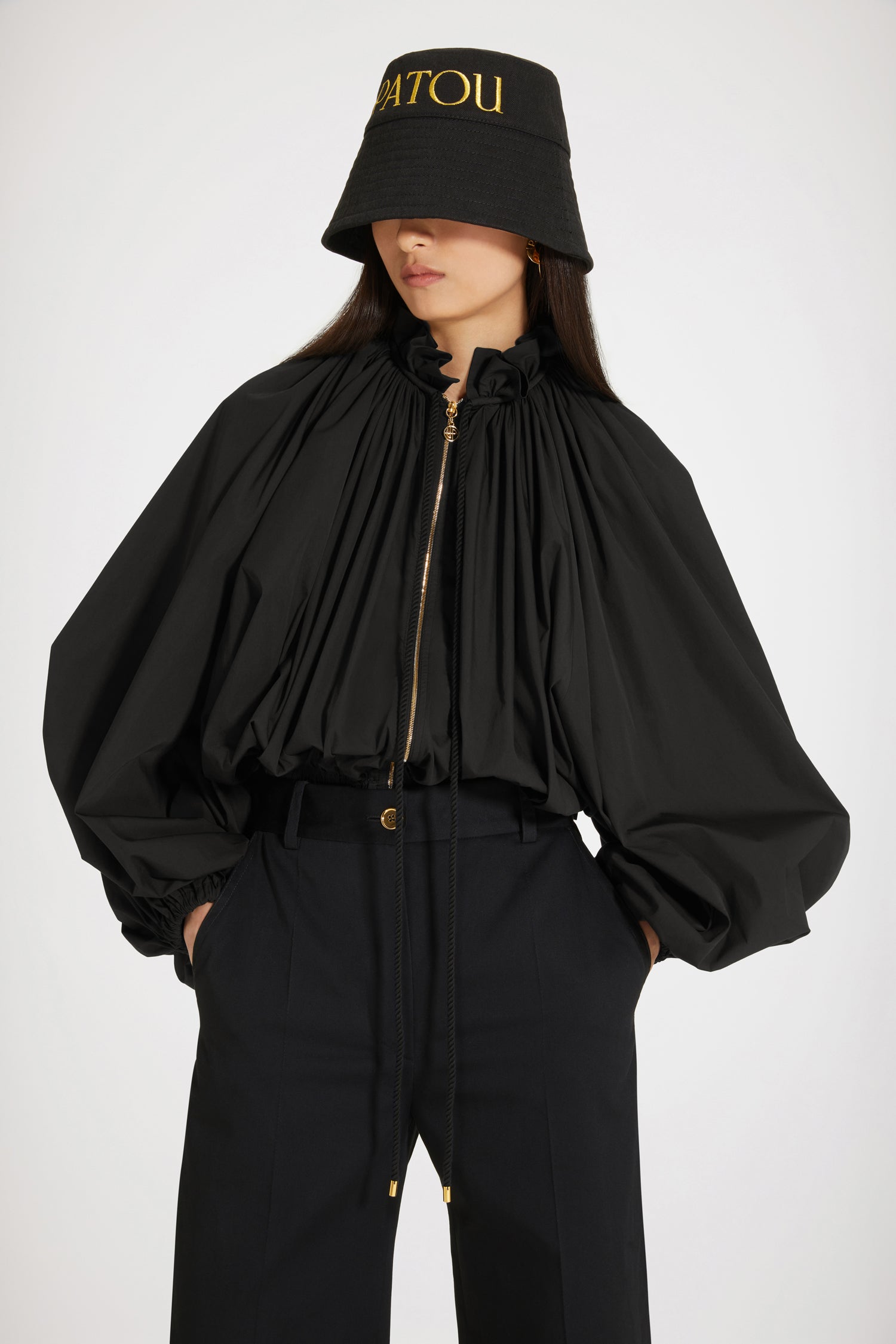 Patou AC027 bob noir denim coton bio logo doré
