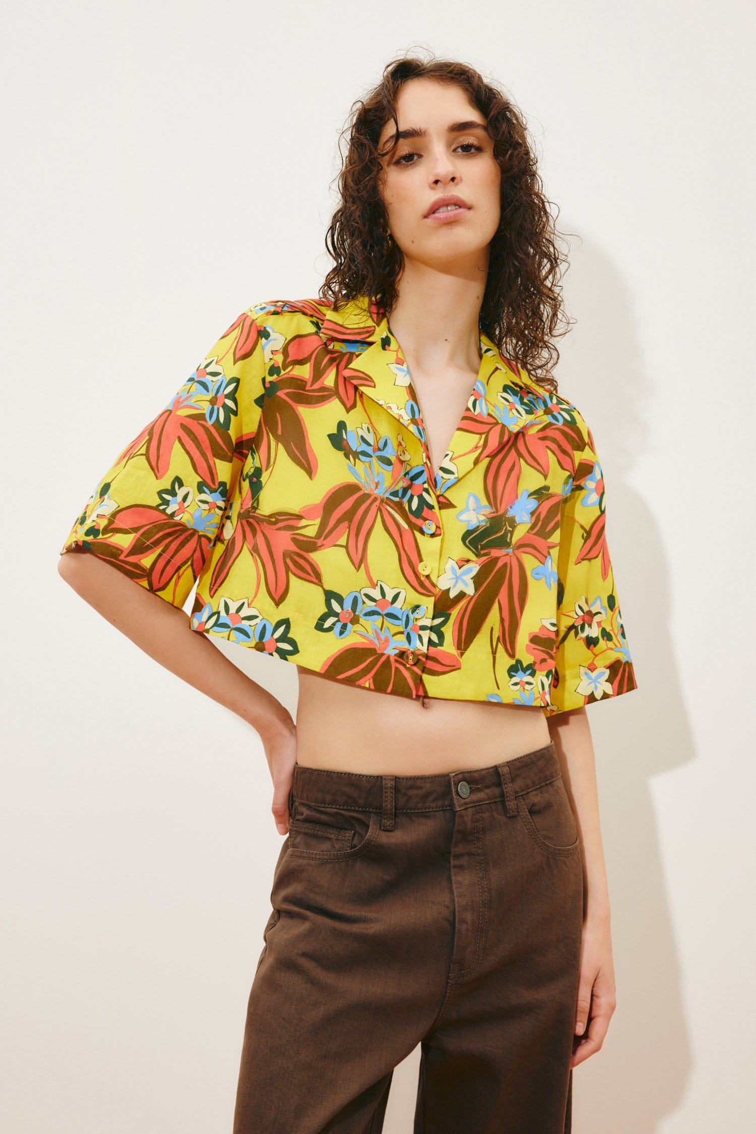 Alemaïs Leo chemise crop lin col campagnard fleurie