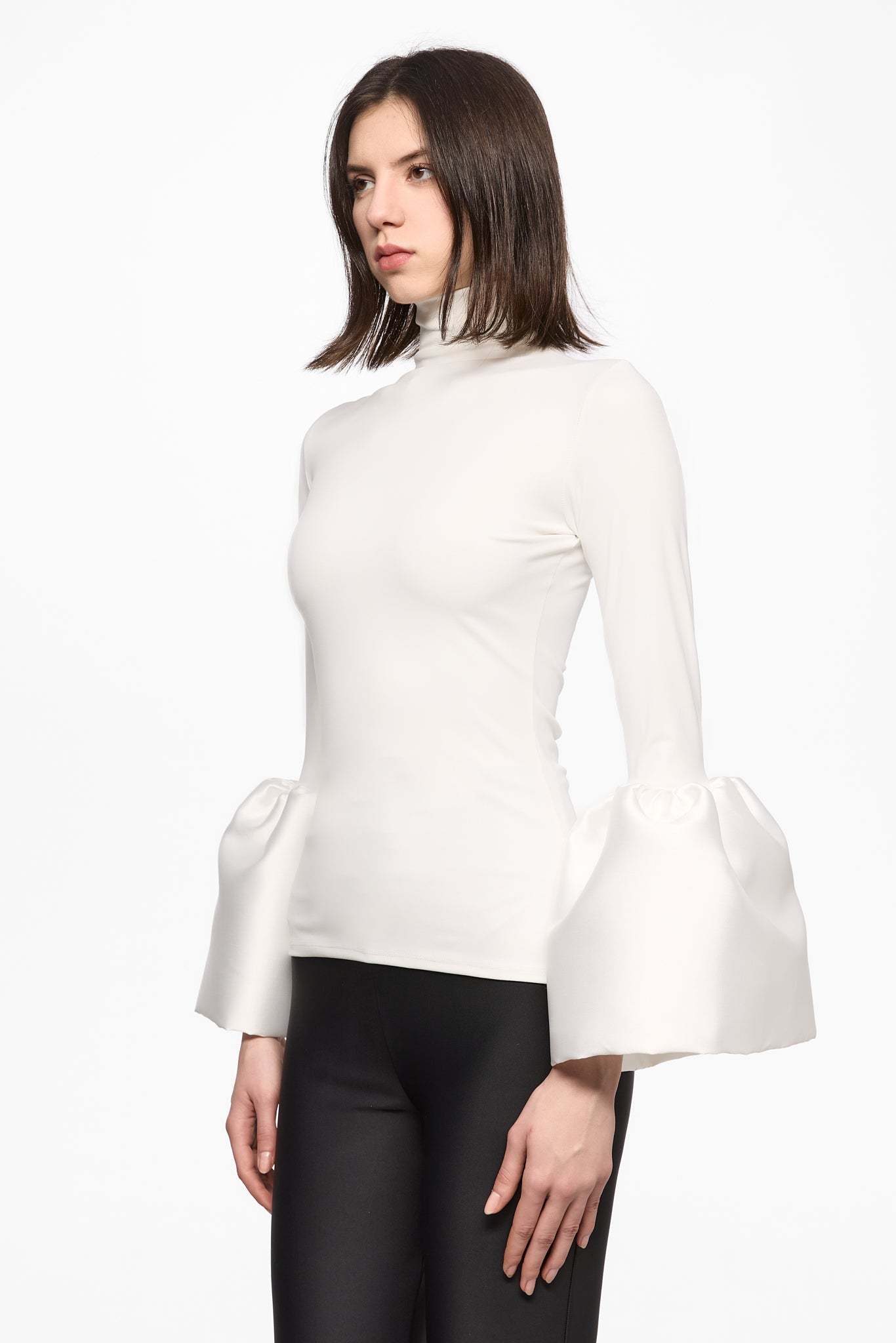 ATU Body Couture Top blanc col montant manches cloches