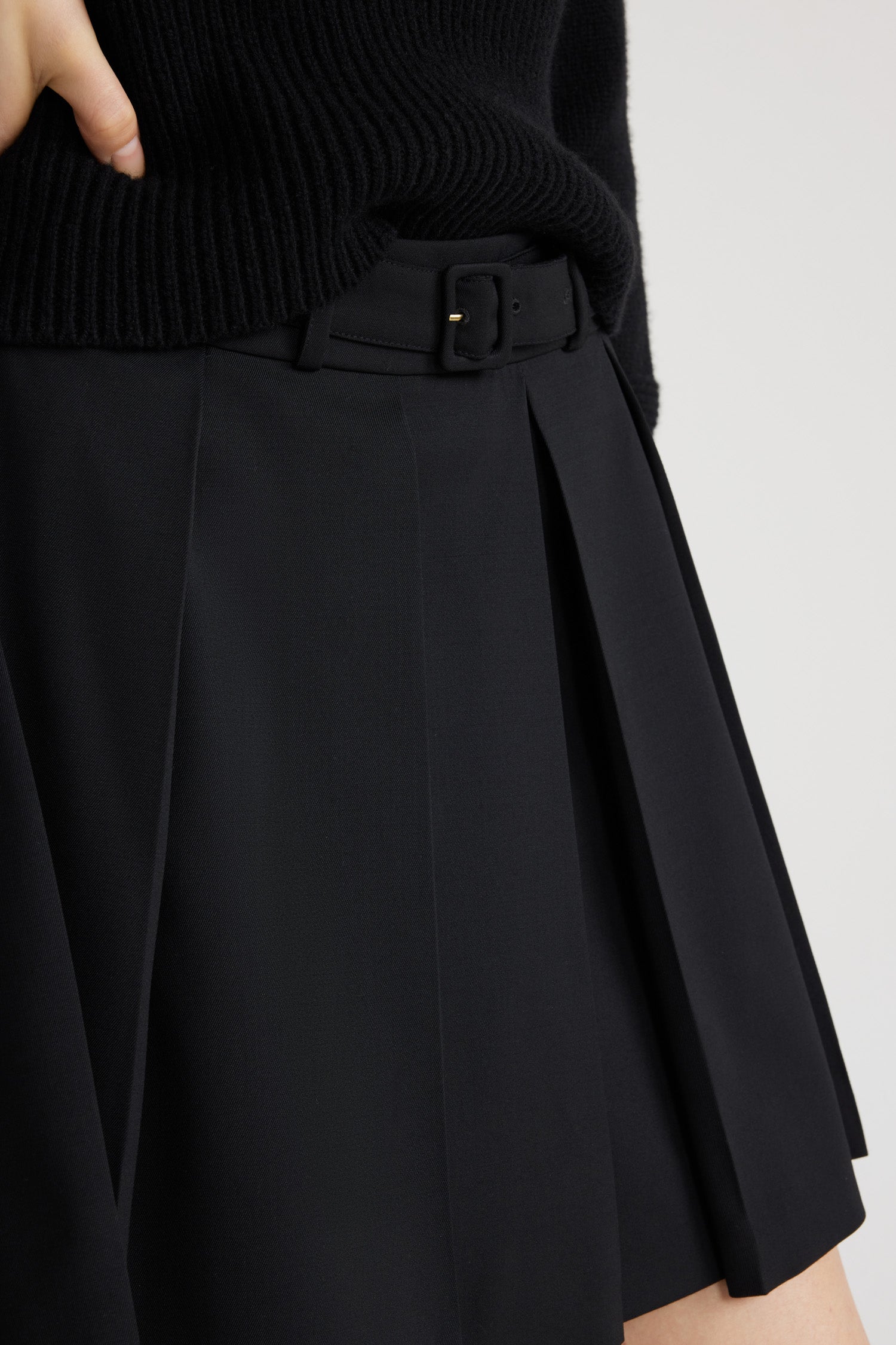 Patou SK071 mini jupe plissée laine noire ceinture