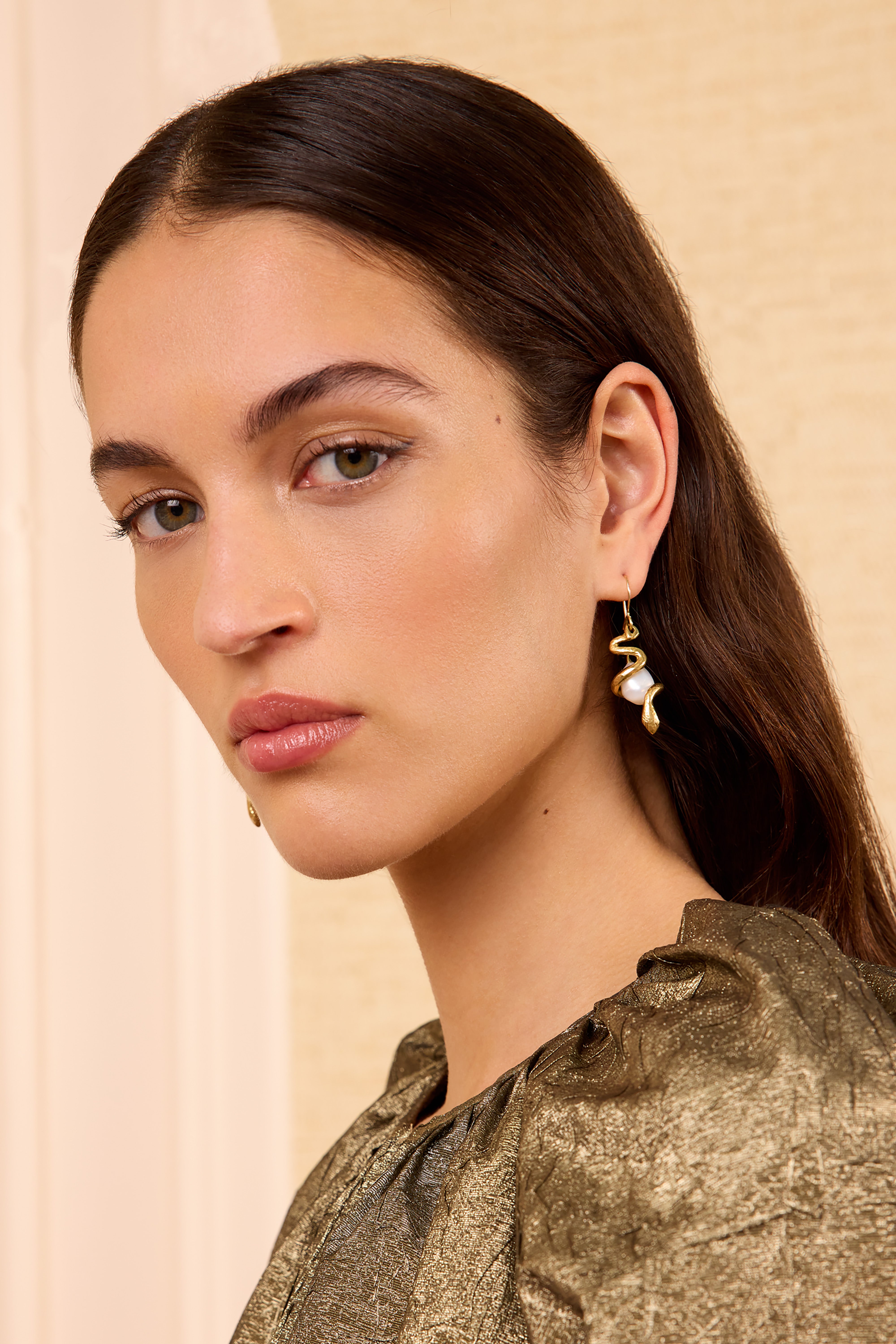 Ulla Johnson Pearl Snake boucles d'oreilles perle laiton