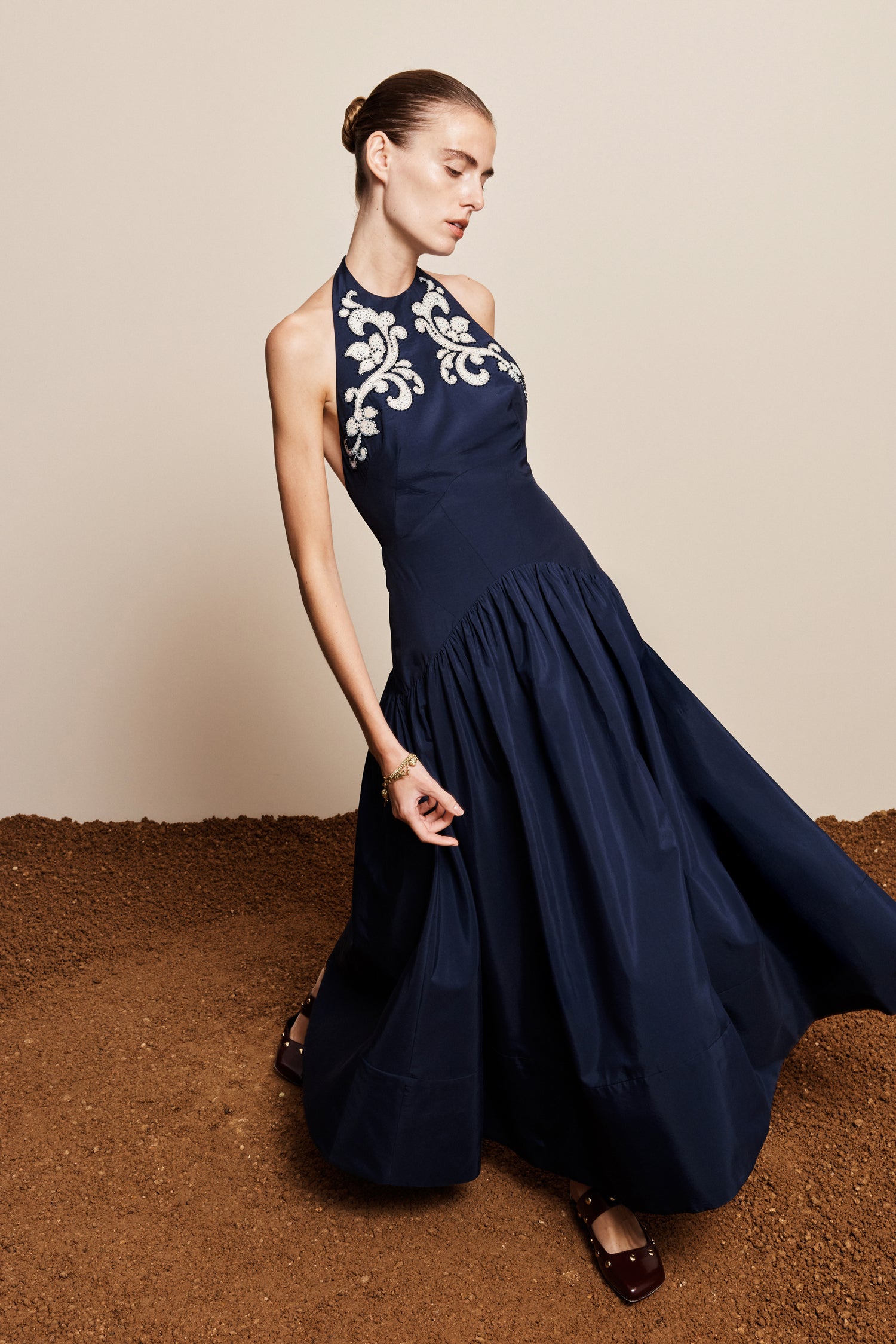 Alemaïs Dillon robe longue halter appliqué perlé