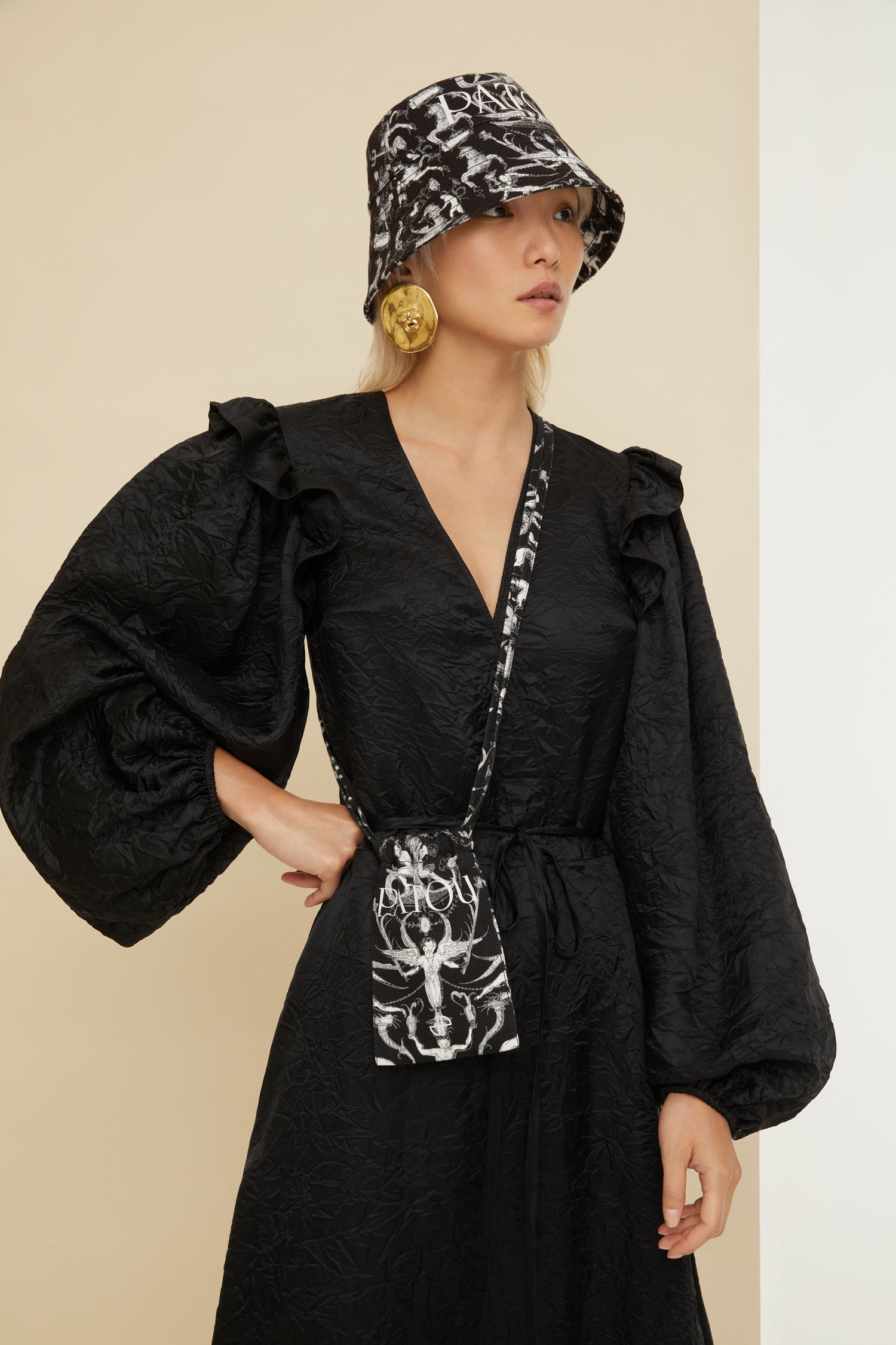 Patou DR090 robe longue satin noir col V manches ballon