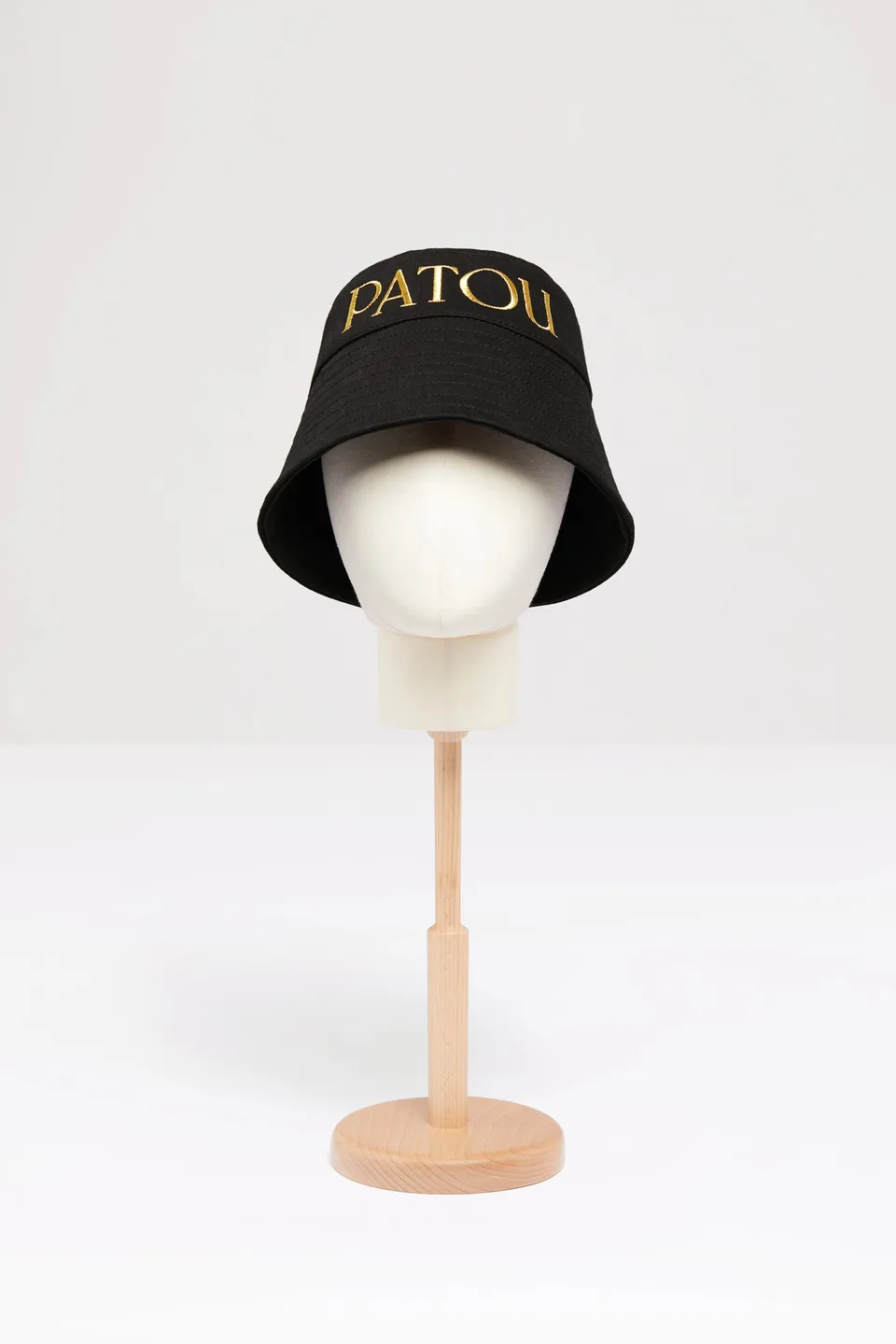 Patou AC027 bob noir denim coton bio logo doré