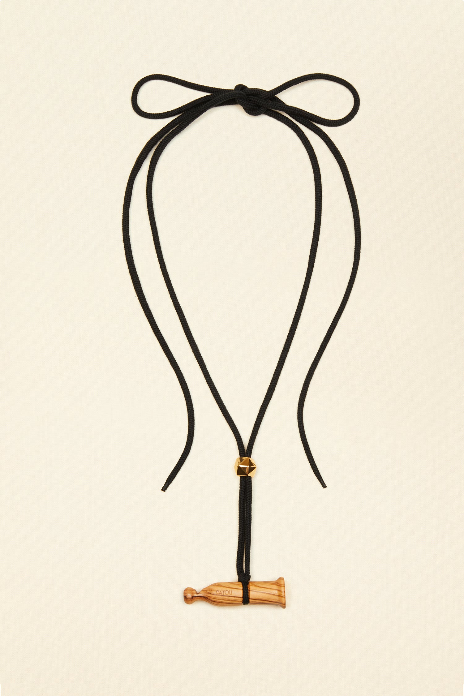 Patou AC012 collier appeau pendentif bois cordon noir