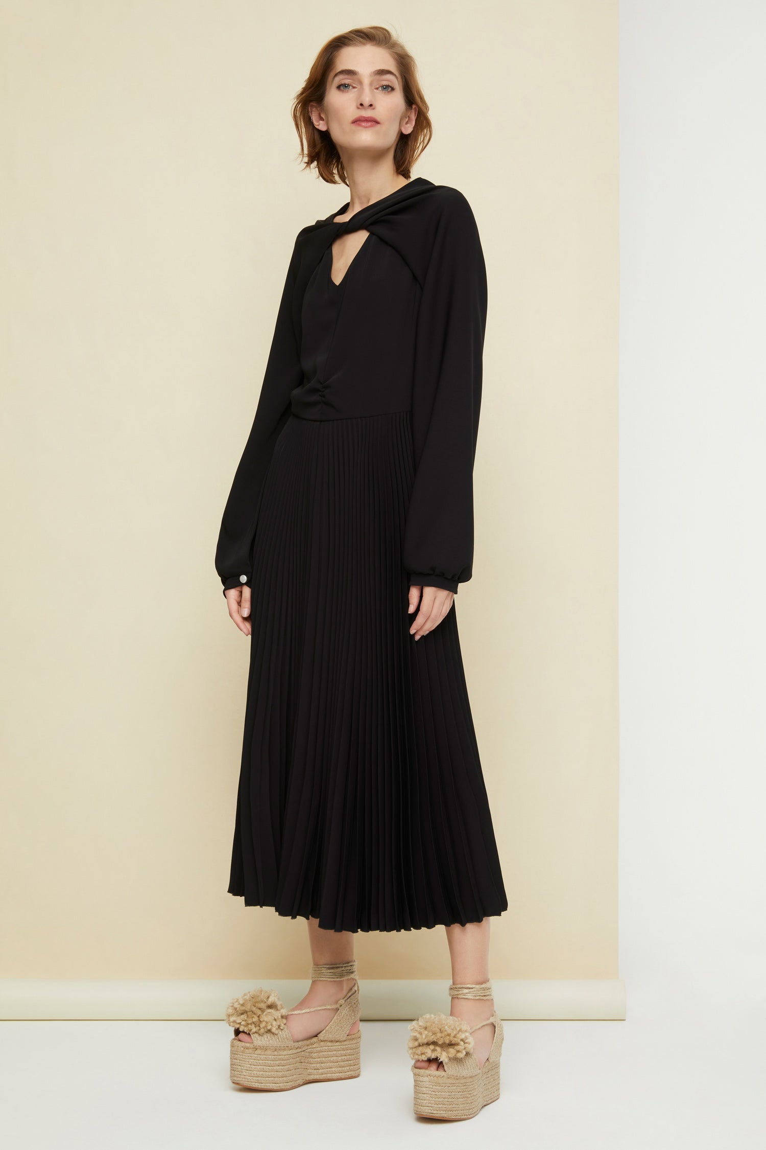 Patou DR048 robe midi noire cady plissée col torsadé