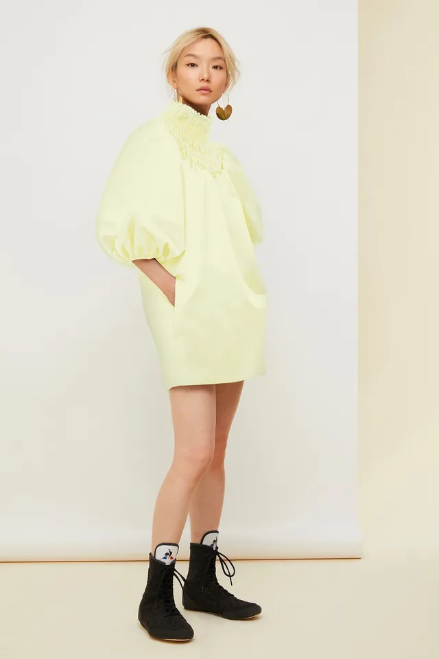Patou DR023 Mini Robe Satin Jaune Paille Col Smocké
