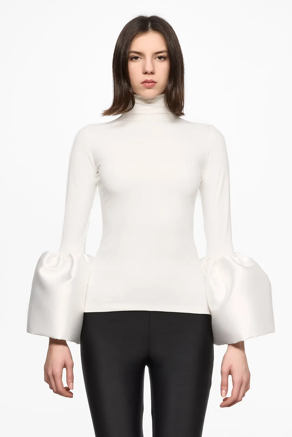 ATU Body Couture Top blanc col montant manches cloches