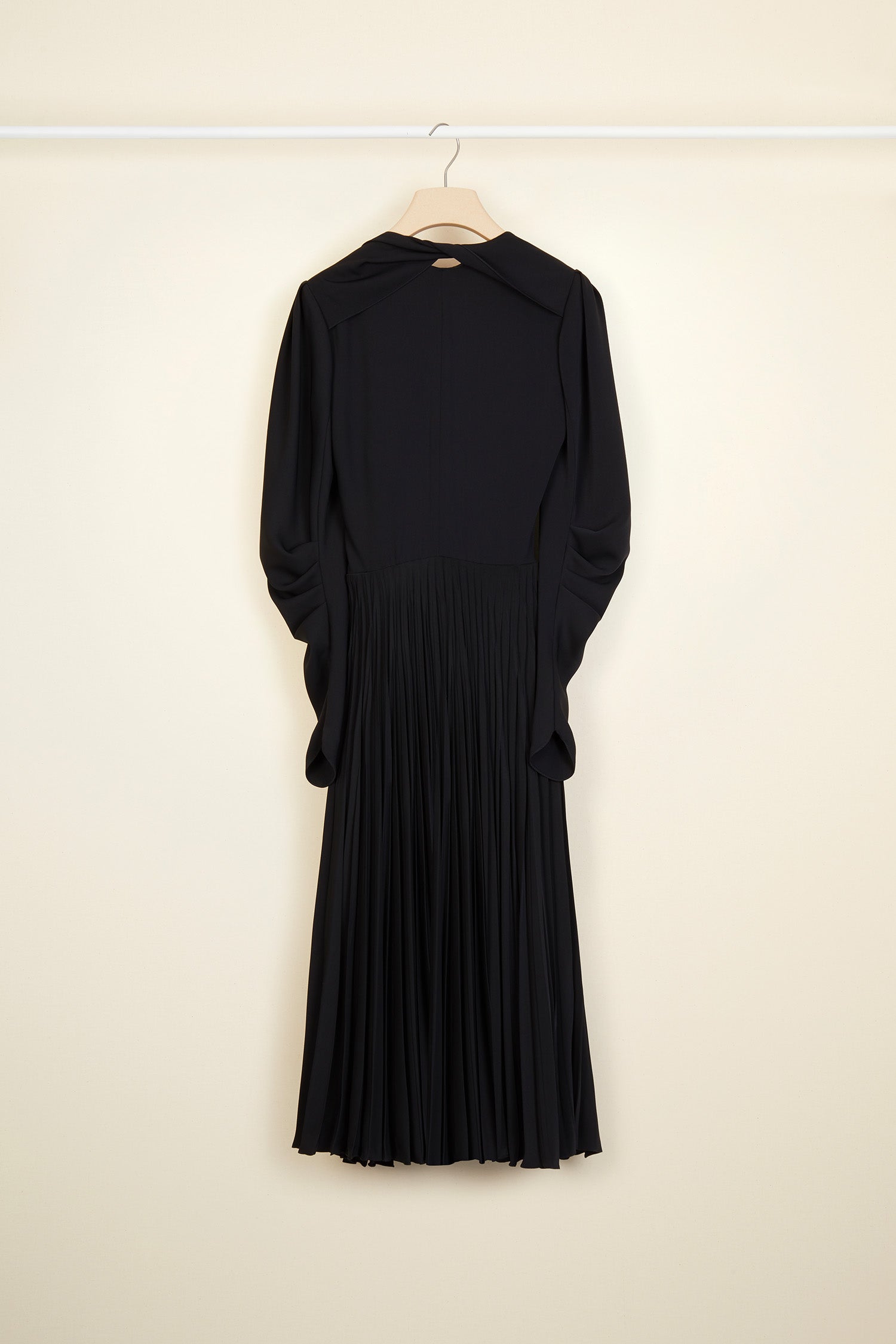 Patou DR010 Robe Midi Cady Noire Col Torsadé Plissée
