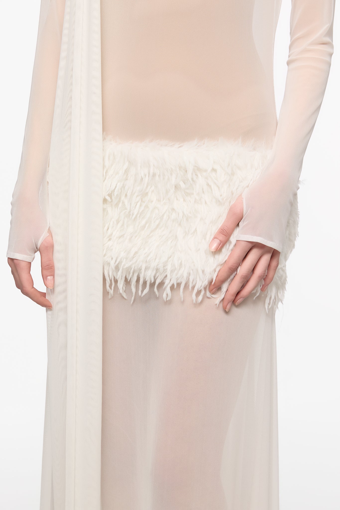 ATU Body Couture robe maxi blanche plumes manches longues