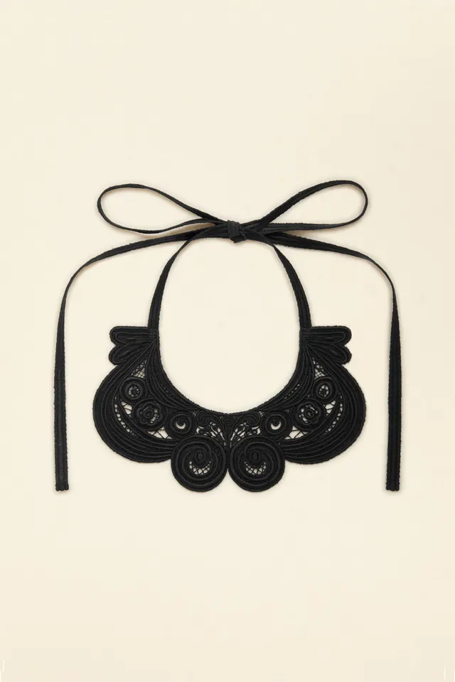 Patou AC018 collier noir guipure soie fleurs TU