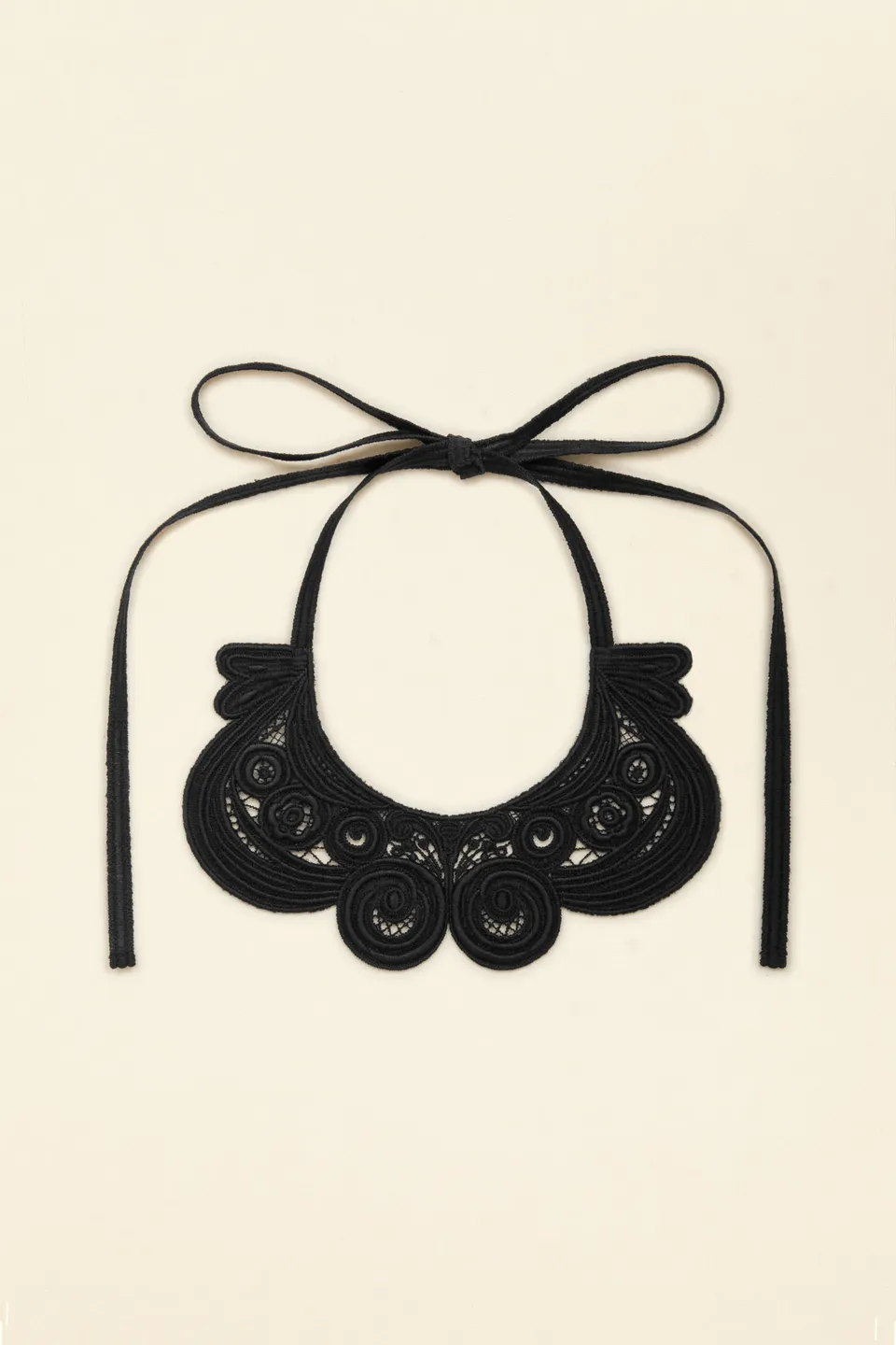 Patou AC018 collier noir guipure soie fleurs TU
