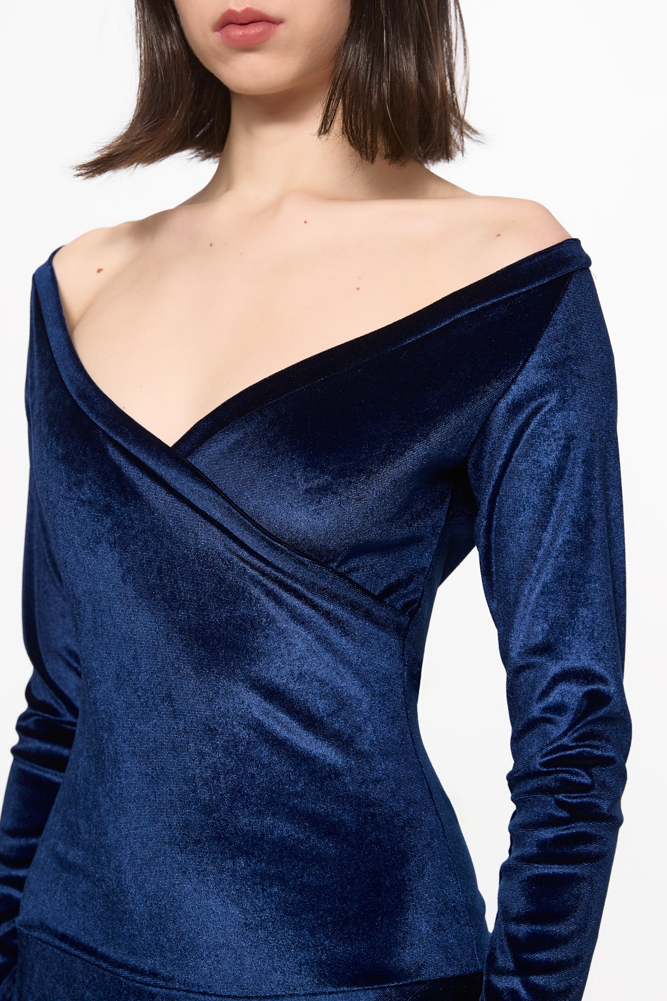 ATU Body Couture robe longue velours bleu marine épaules nues