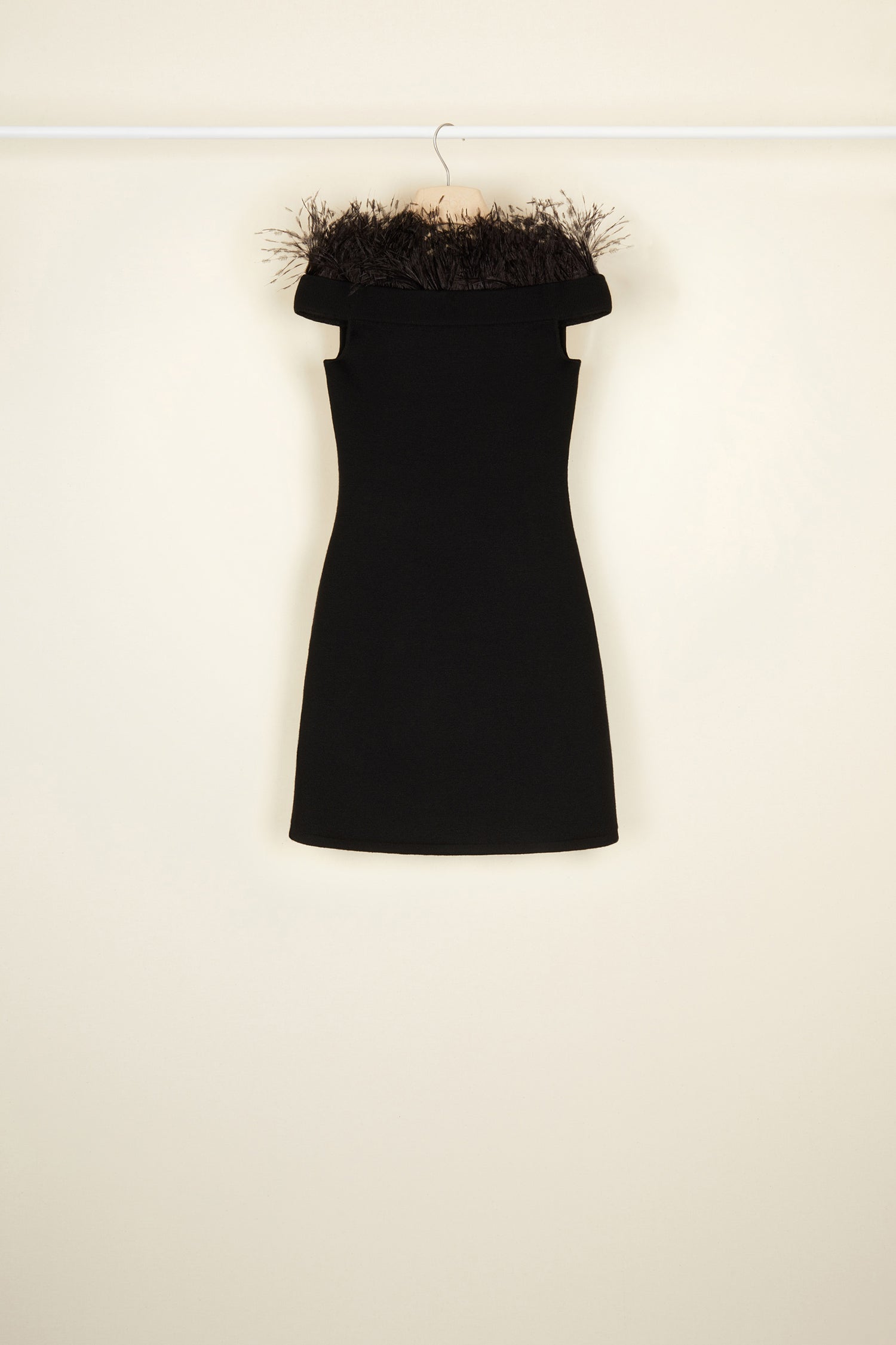 Patou KN033 robe maille laine noire plumes épaules