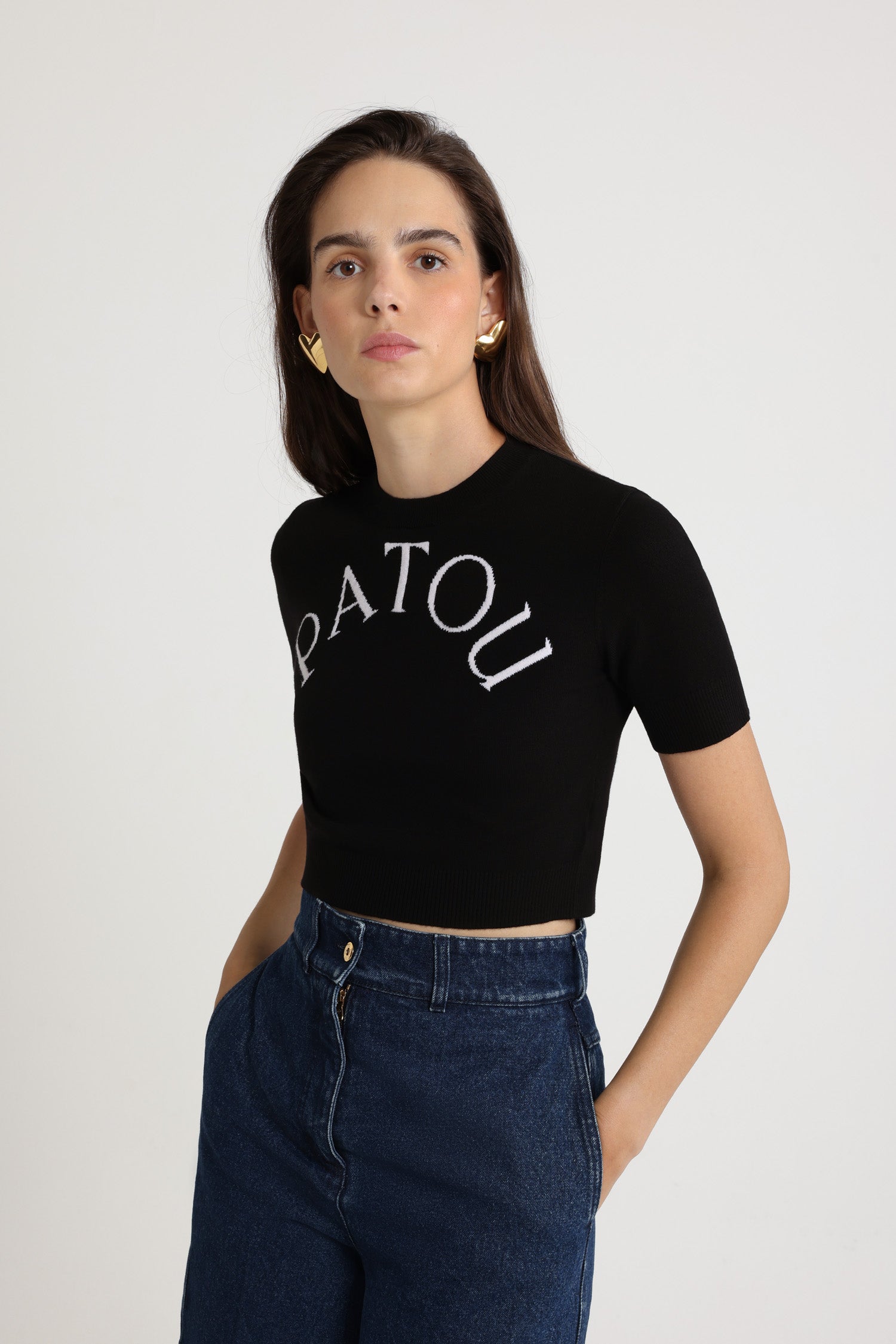 Patou KN222 pull cropped noir logo jacquard mérinos