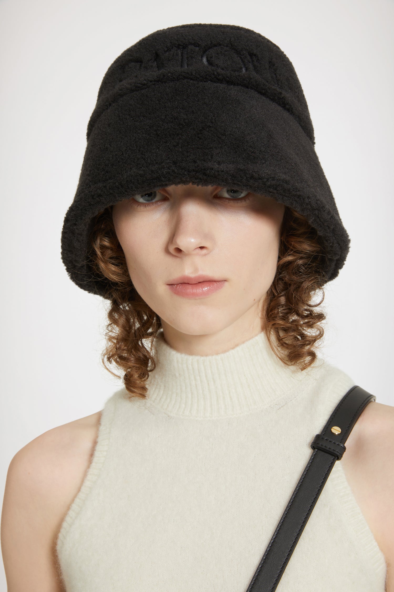 Patou AC0270157999B bob shearling noir taille S