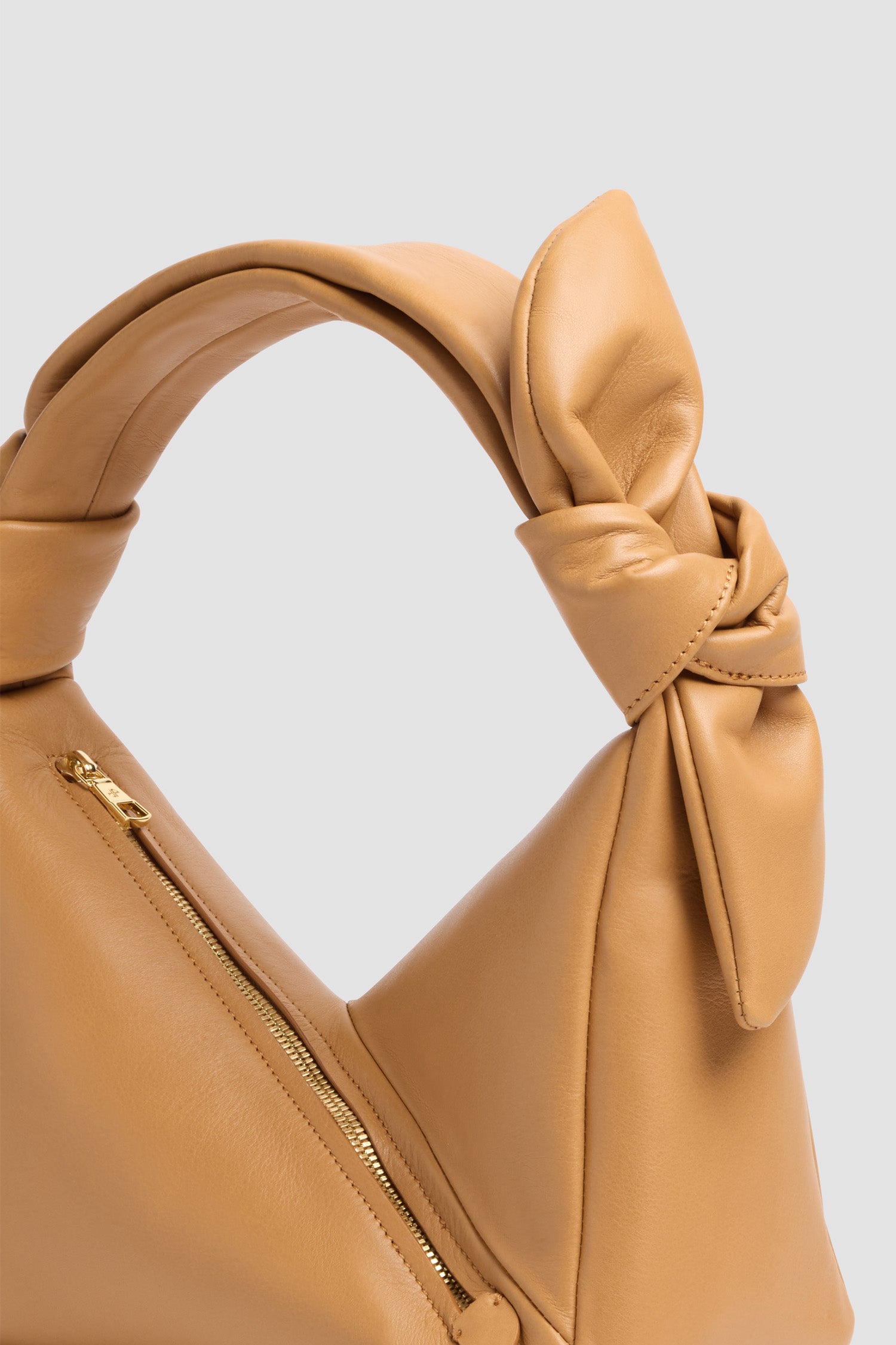 Patou sac cuir nappa dune triangulaire noué