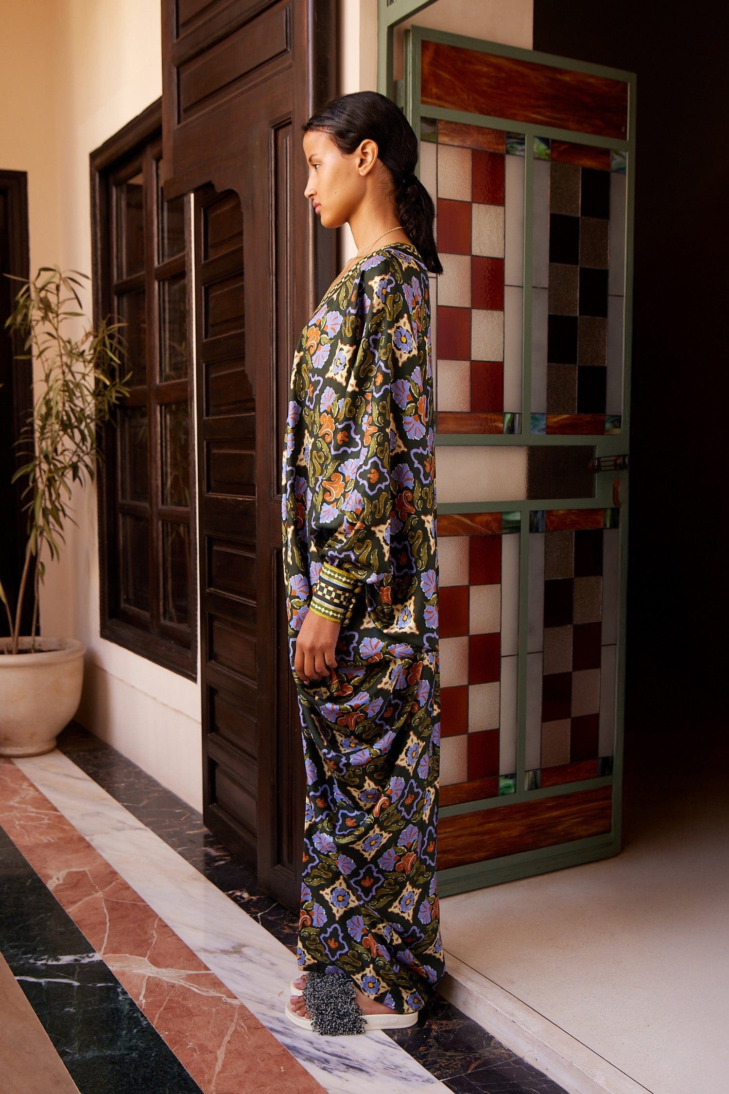 Alemäis Cece V Neck Silk Midi robe midi soie col V