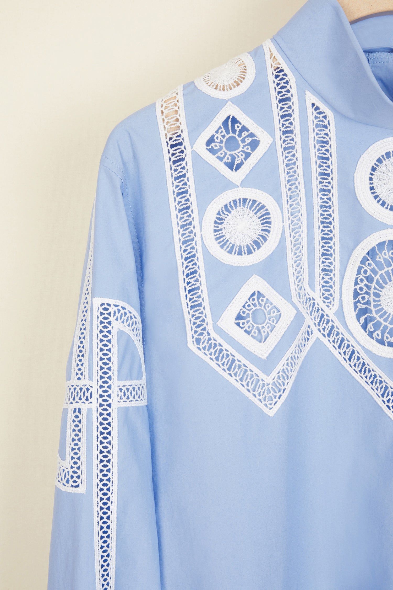Patou TO003 top coton bleu guipure blanche ajouré