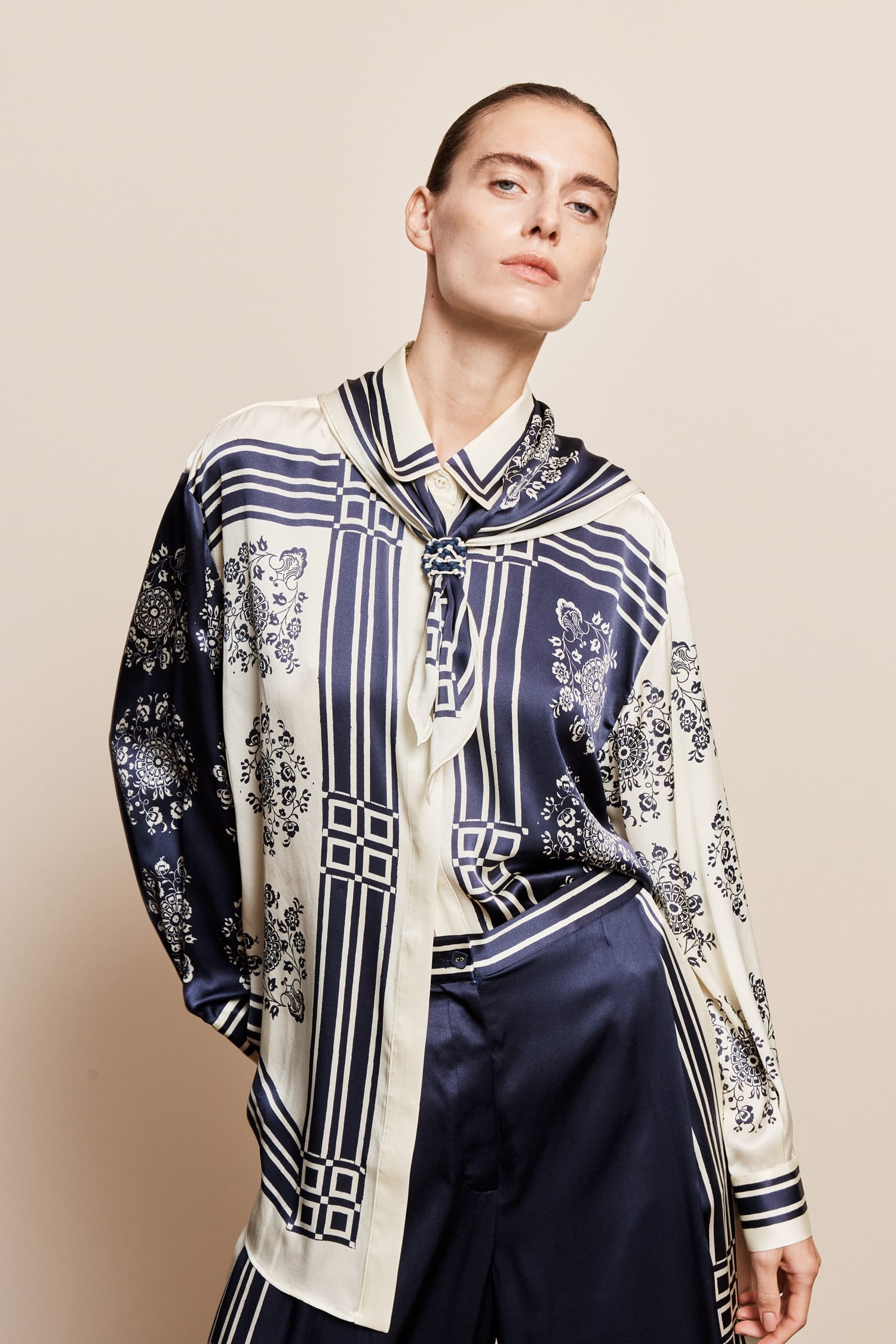 Alemaïs Banderra Scarf chemise soie à foulard