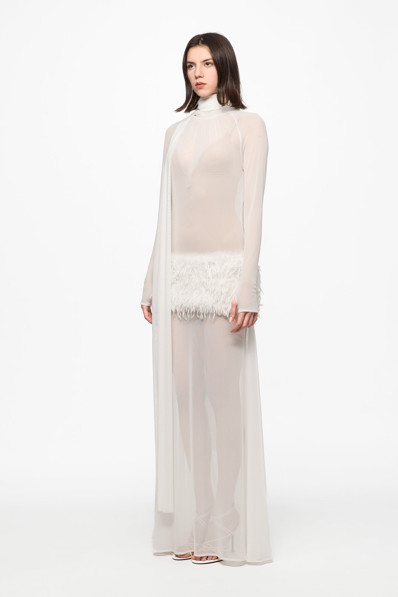 ATU Body Couture robe maxi blanche plumes manches longues