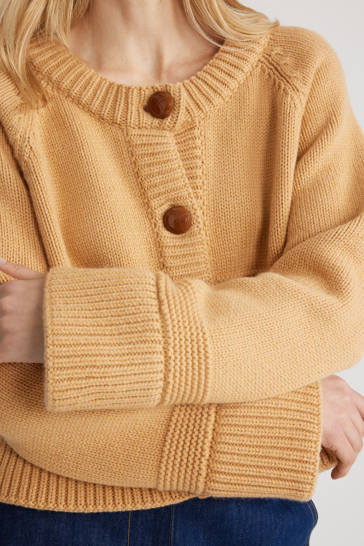 Patou KN194 cardigan laine cachemire beige doré