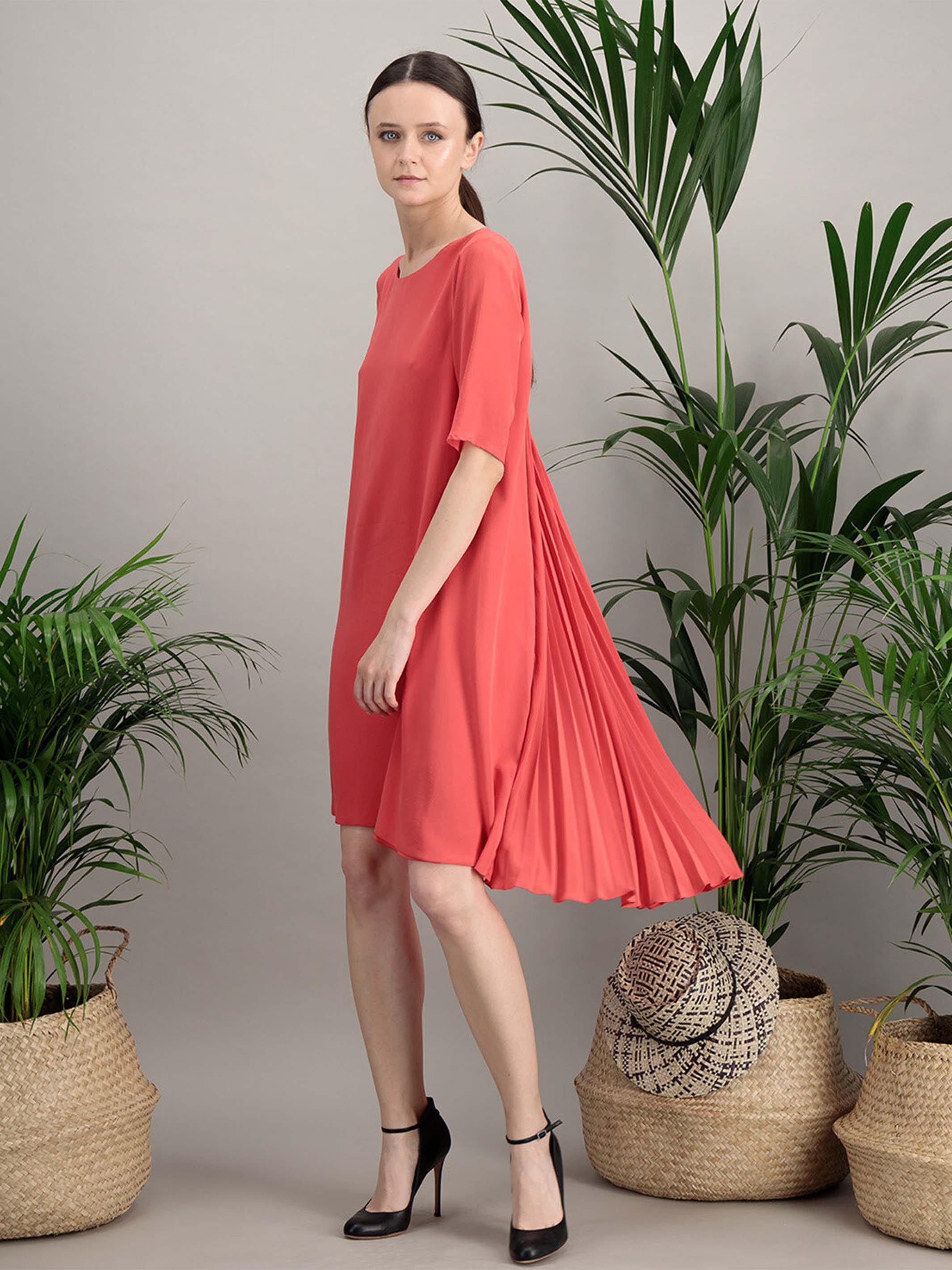 Anahide Saint André Marino robe plissée corail crêpe soie