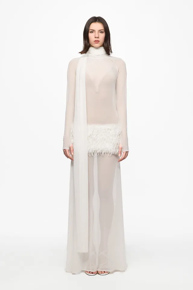 ATU Body Couture robe maxi blanche plumes manches longues