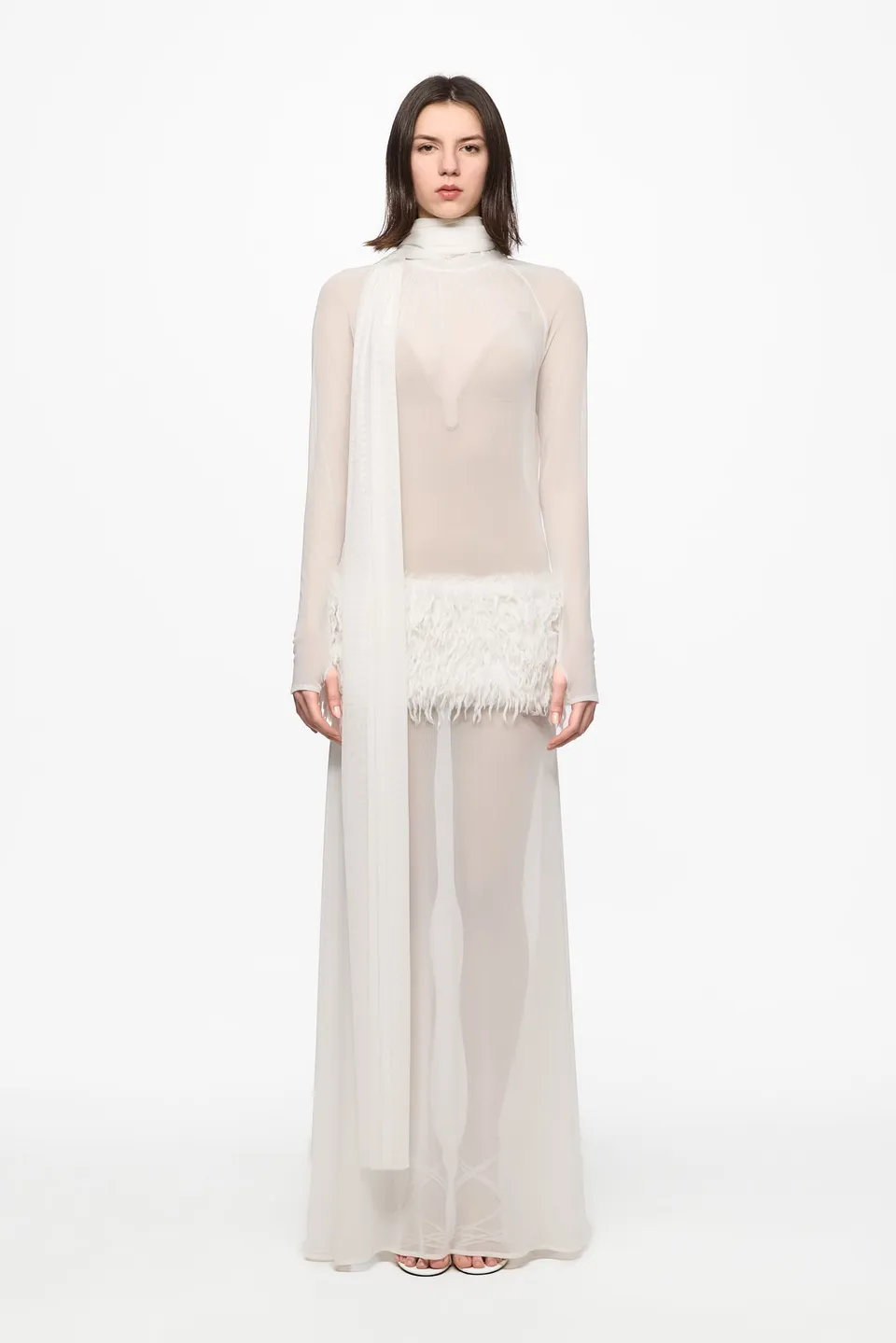 ATU Body Couture robe maxi blanche plumes manches longues