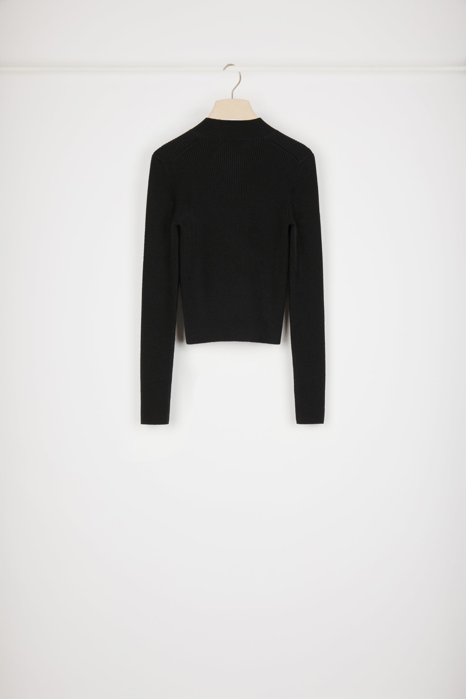 Patou KN128 pull noir laine mérinos côtelé court