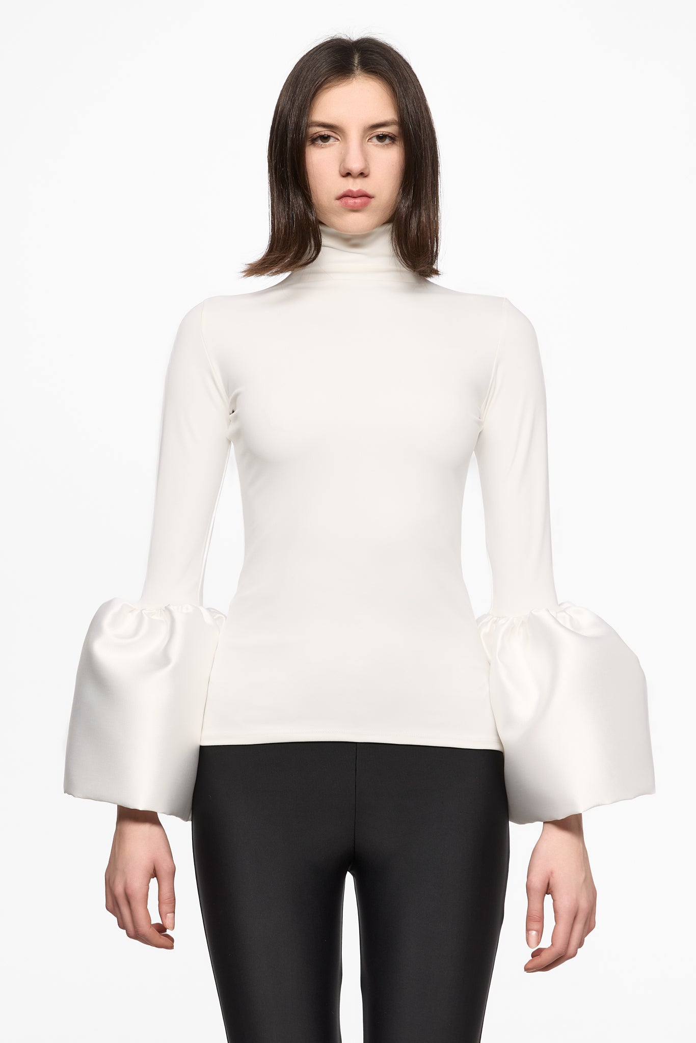 ATU Body Couture Top blanc col montant manches cloches
