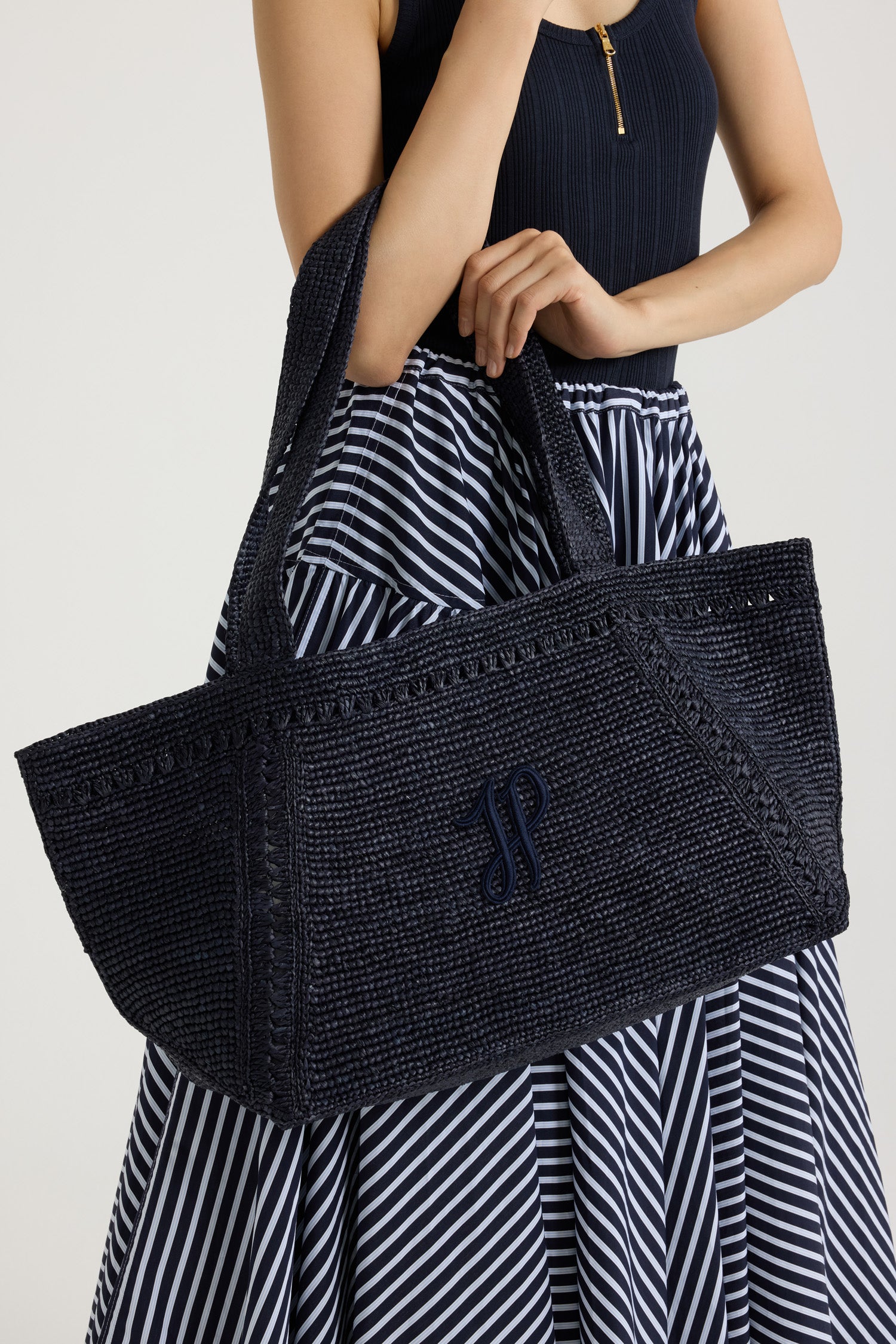 Patou AC092 grand cabas tote trapèze raffia bleu marine