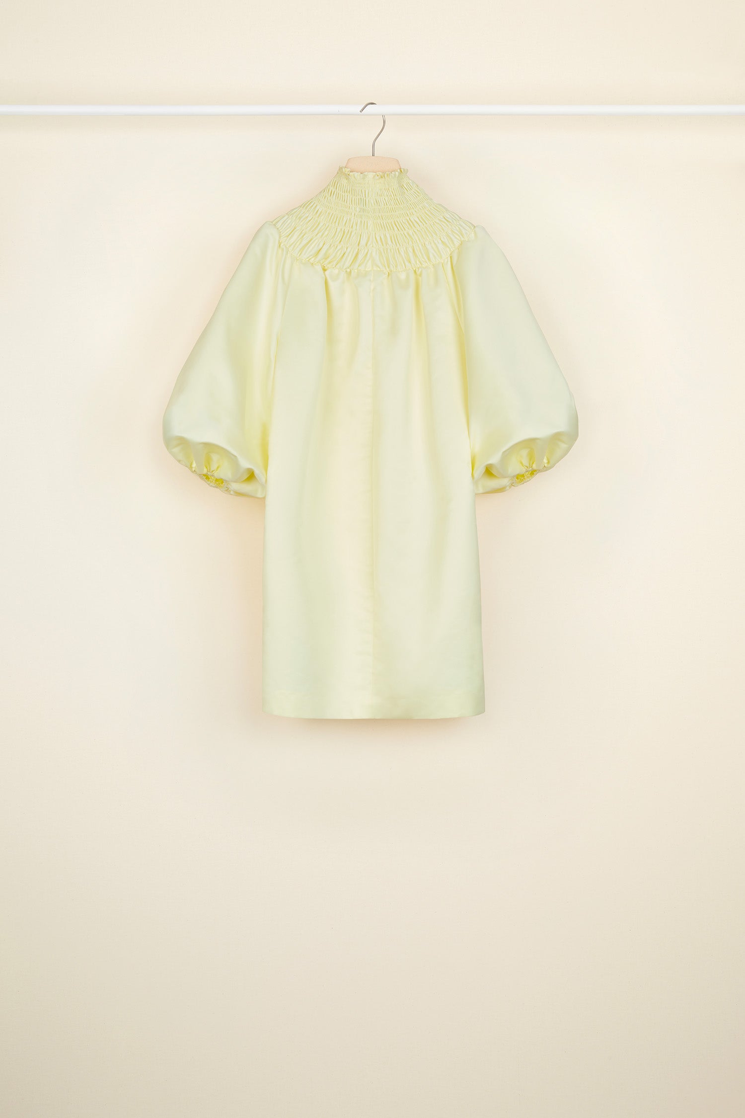 Patou DR023 Mini Robe Satin Jaune Paille Col Smocké